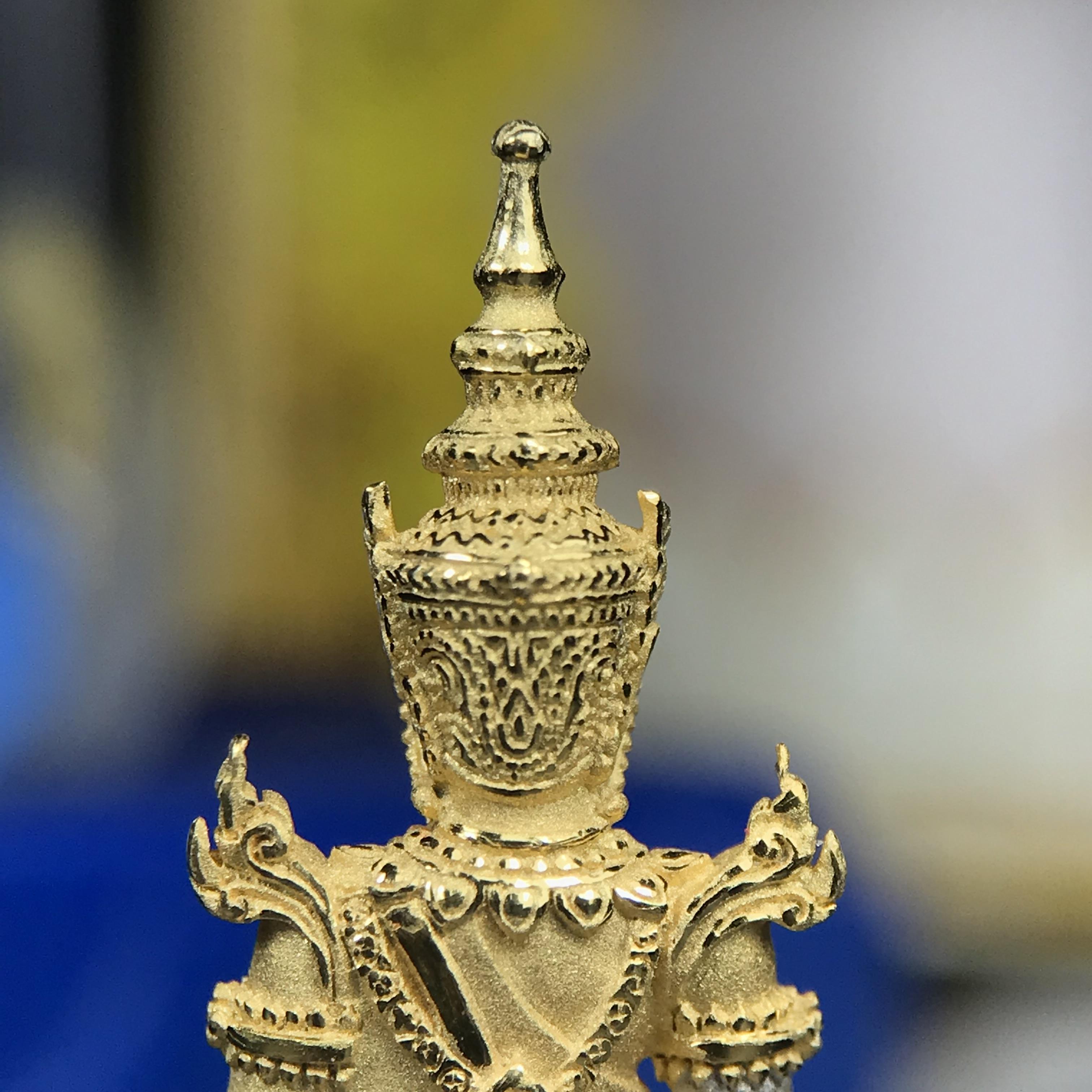 พระแก้วมรกต ทรงเครื่องฤดูร้อน พระราชทานประดิษฐานตราสัญลักษณ์ฉลองสิริราชสมบัติ ครบ 60 ปี ในหลวงรัชกาลที่ 9 พ.ศ.2549 เนื้อเงินสามกษัตริย์ลอยองค์พิมพ์ใหญ่ สูง 3.6 ซม. ขนาดหน้าตัก 1/2 นิ้ว (พิธีใหญ่มหาพุทธาภิเษก ณ พระอุโบสถวัดพระแก้ว เกจิอาจารย์ 108 รูป )