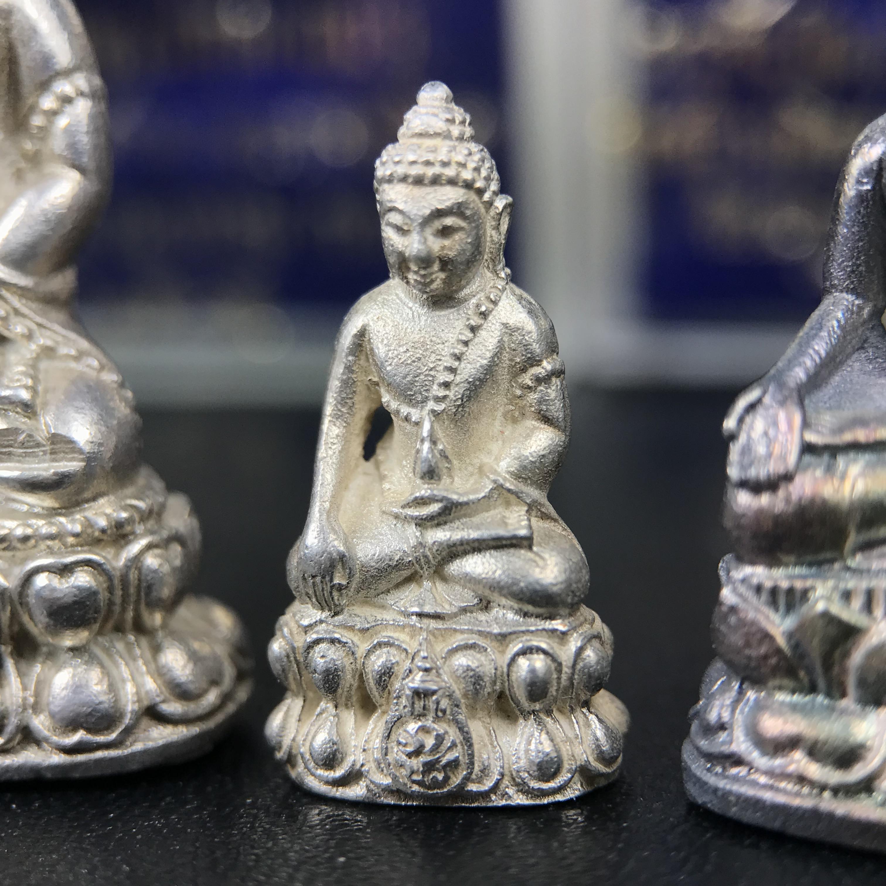 พระกริ่งนวปทุม ภปร.-พระชัยวัฒน์นวปทุม ภปร.-พระกริ่งไพรีพินาศ ภปร. รุ่นแรก วัดปทุมวนาราม ครบชุดเนื้อเงิน ปี2535(ในหลวงรัชกาลที่9เสด็จเททอง)(1ใน3000องค์)หายาก***เก็บทีเดียวครบชุดไปเลยรุ่นนี้ แนะนำ....ตอนนี้หายากแล้ว***