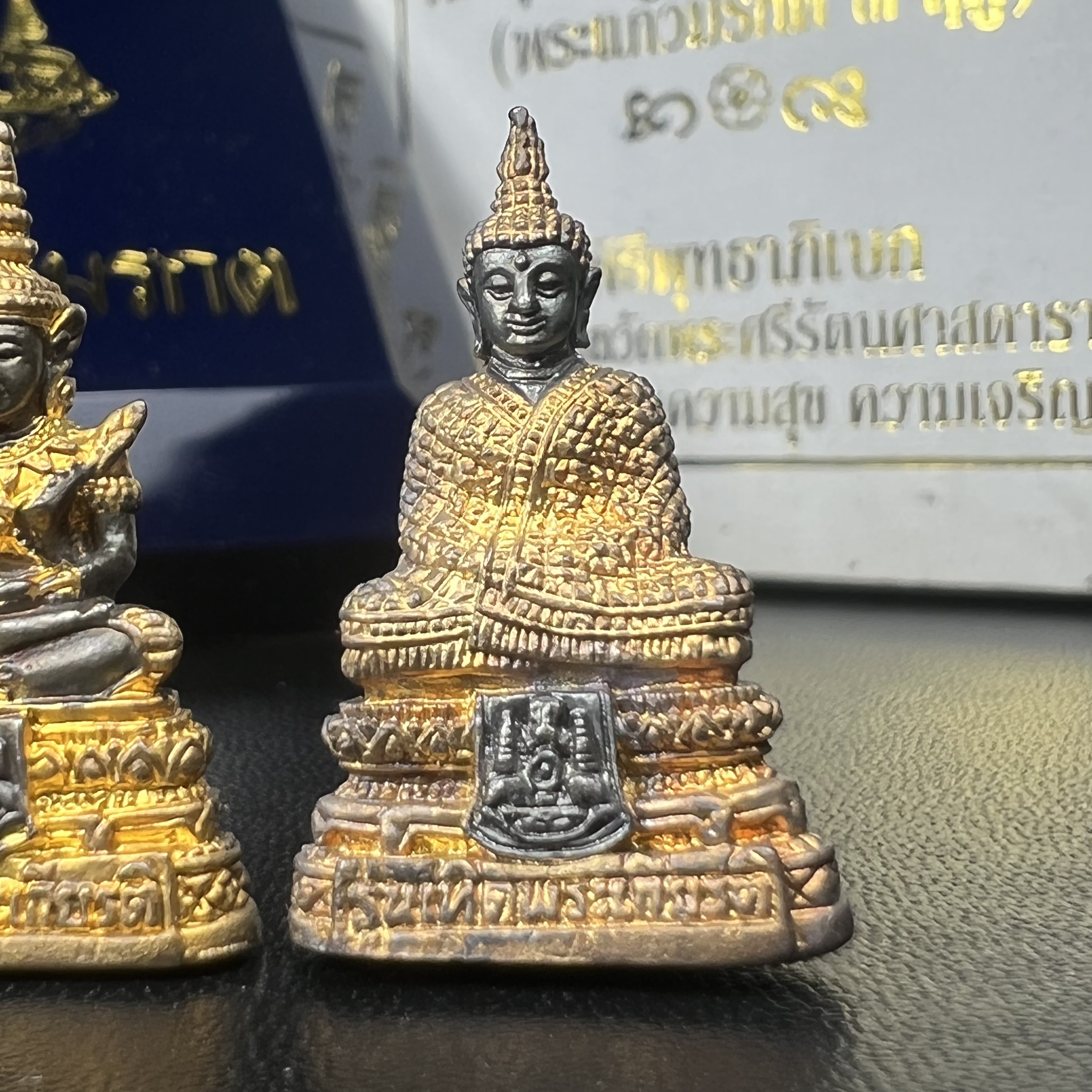 พระแก้วมรกต รุ่นเทิดพระเกียรติ พิธีมหาพุทธาภิเษก ณ.วัดพระศรีรัตนศาสดาราม วันเสาร์ห้าที่ 26 เม .ย. 2540 ชุด 3 ฤดู (1 ชุด 3 องค์)เนื้อสองกษัตริย์ ผิวเดิมครบชุดพร้อมกล่องบรรจุเดิม