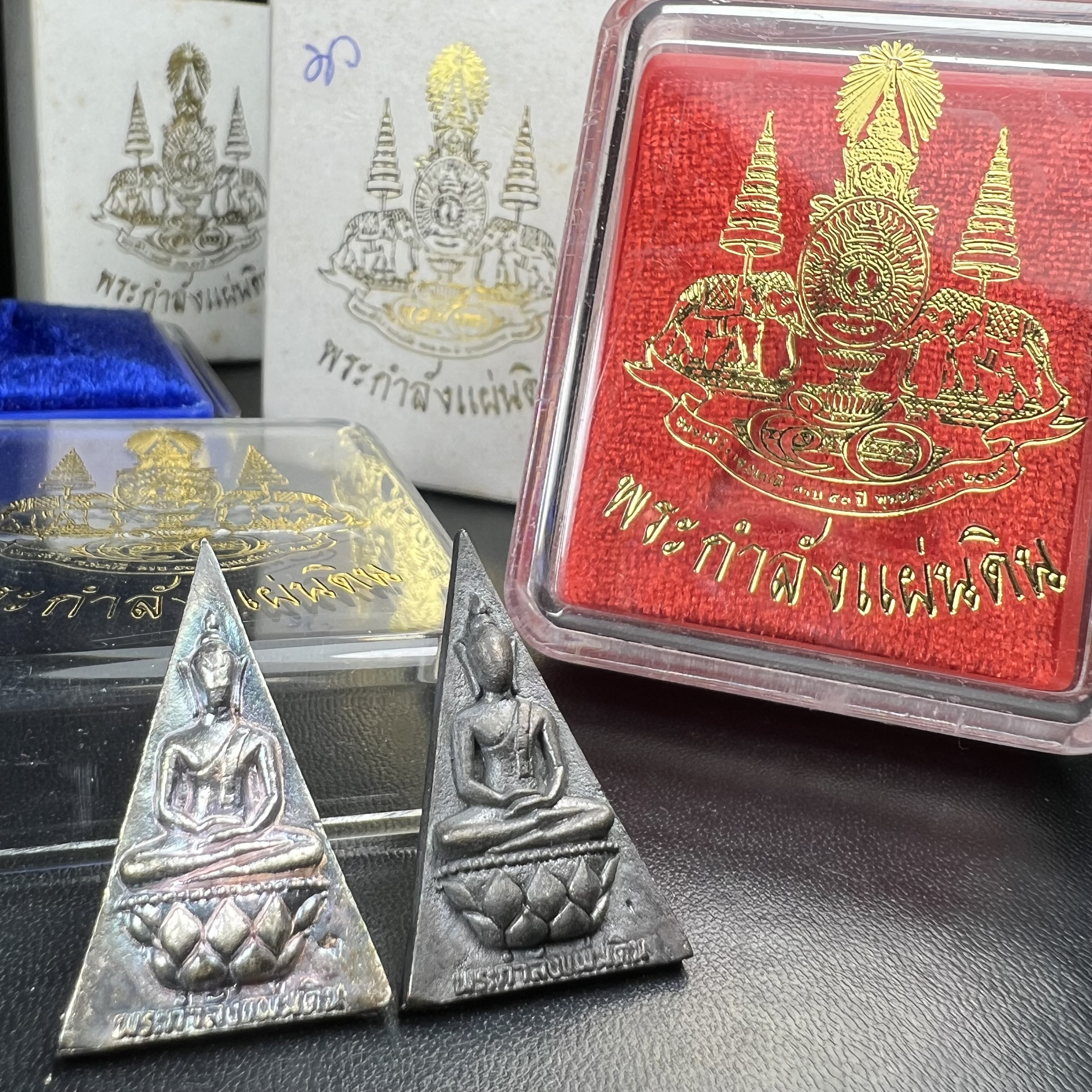 พระกำลังแผ่นดิน (สมเด็จจิตรลดา2) จัดสร้างเฉลิมพระเกียรติ ร.9 ครองราชย์ 50 ปี 2539 เนื้อเงิน(ผิวเดิมกลับดำ รุ้งๆสวย)+เนื้อนวโลหะ(สร้างน้อยหายาก)พร้อมกล่องบรรจุเดิมครบสมบูรณ์(1ใน2539องค์)