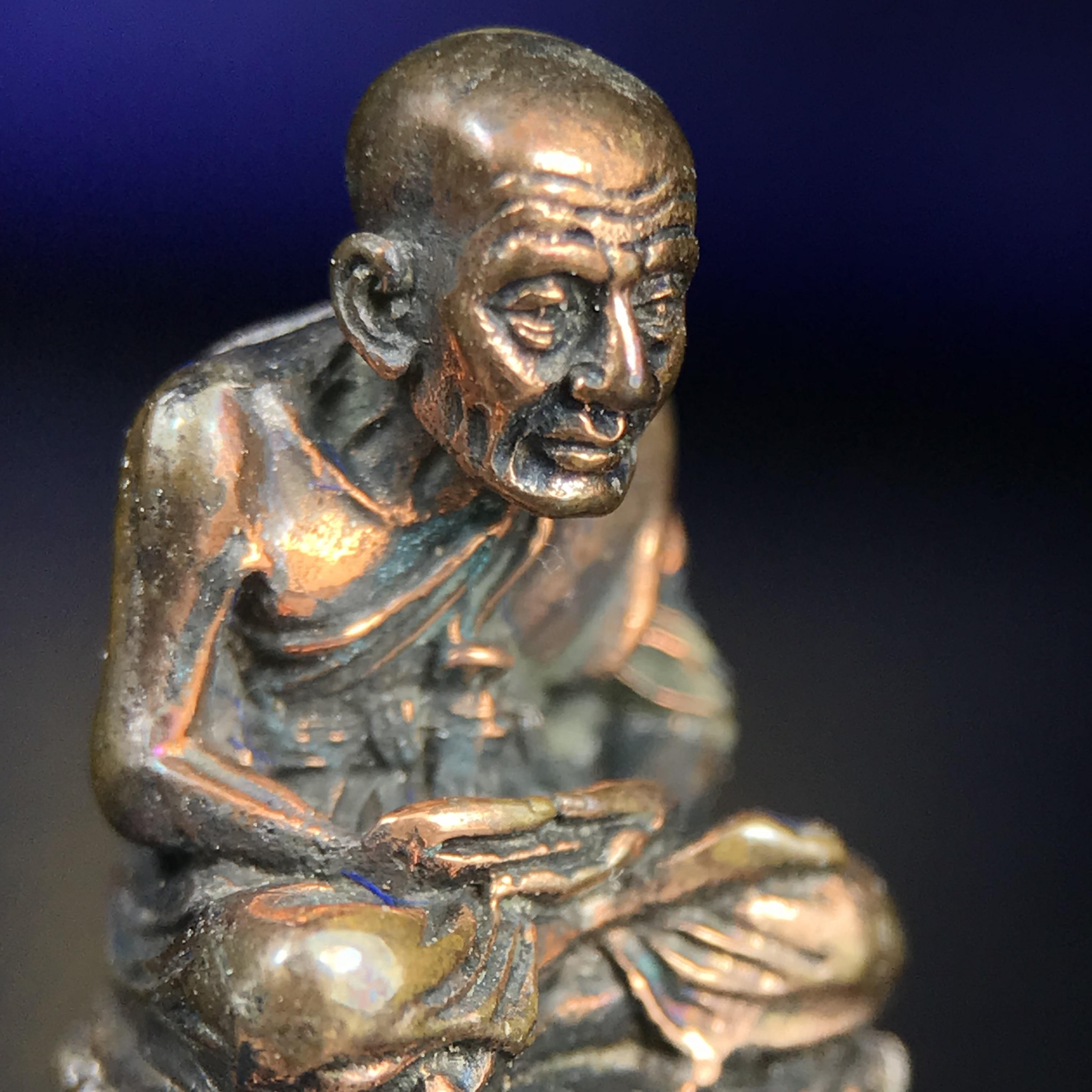 รูปเหมือนหล่อลอยองค์หลวงปู่ทวด รุ่น 111ปี กระทรวงกลาโหม เนื้อนวโลหะรมดำ-ปัดเงา ปี2540 พิธีใหญ่ เข้มขลัง นิยม พร้อมกล่องบรรจุเดิม(คัดสภาพสวยผิวเทพๆผิวรุ้งๆ)ทั้งพิธีทั้งพุทธศิลป์ทรงคุณค่าอีกหนึ่งรุ่นยอดนิยม