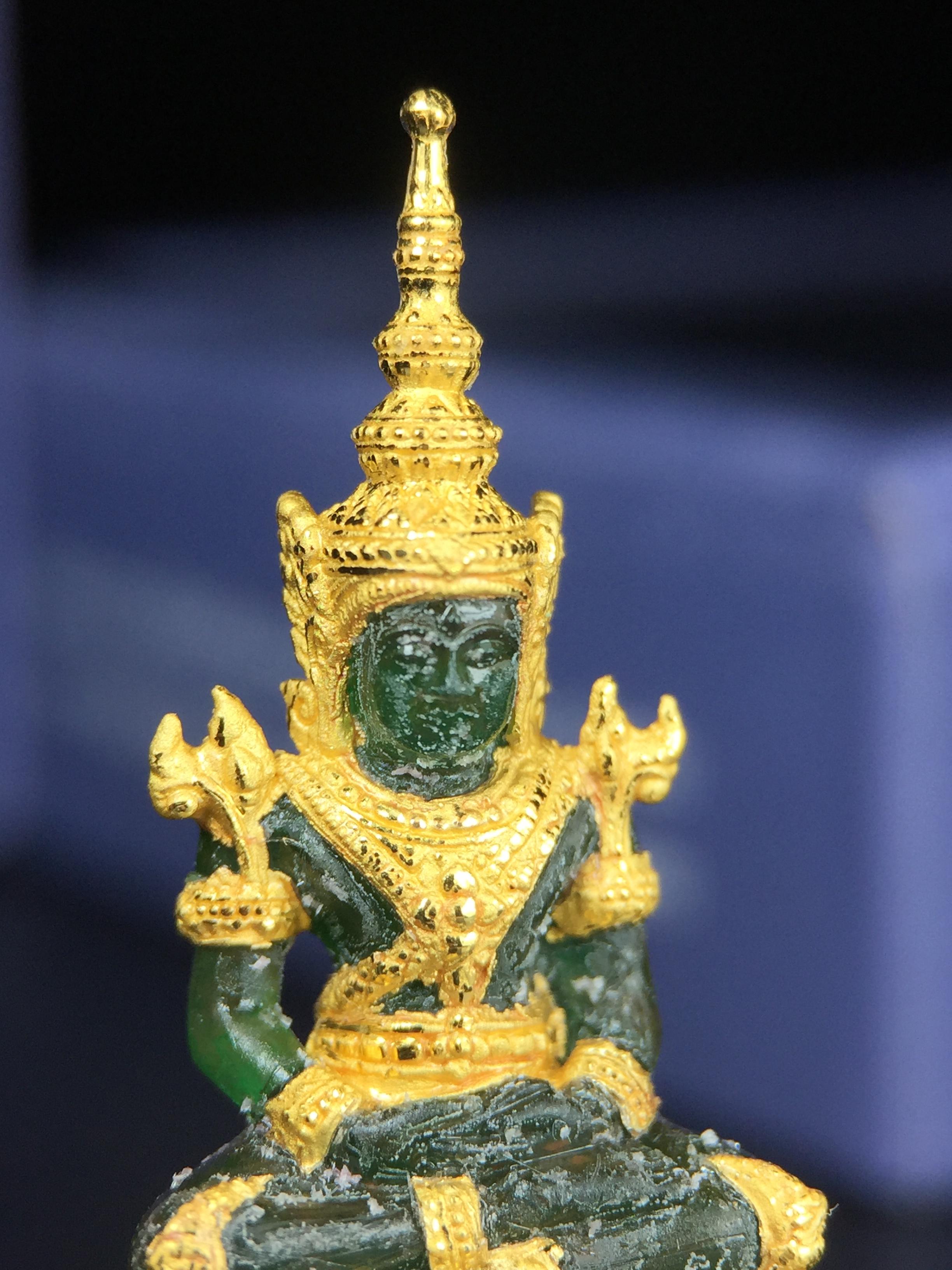 พระแก้วมรกต ภปร. จัดสร้างโดย รพ.ภูมิพลฯ ปี2547 ลอยองค์ขนาดหน้าตัก 1/2 นิ้ว เนื้อเรซิ่นหุ้มทองคำ99.99 งดงามทรงคุณค่าอีกหนึ่งรุ่นยอดนิยม หายาก