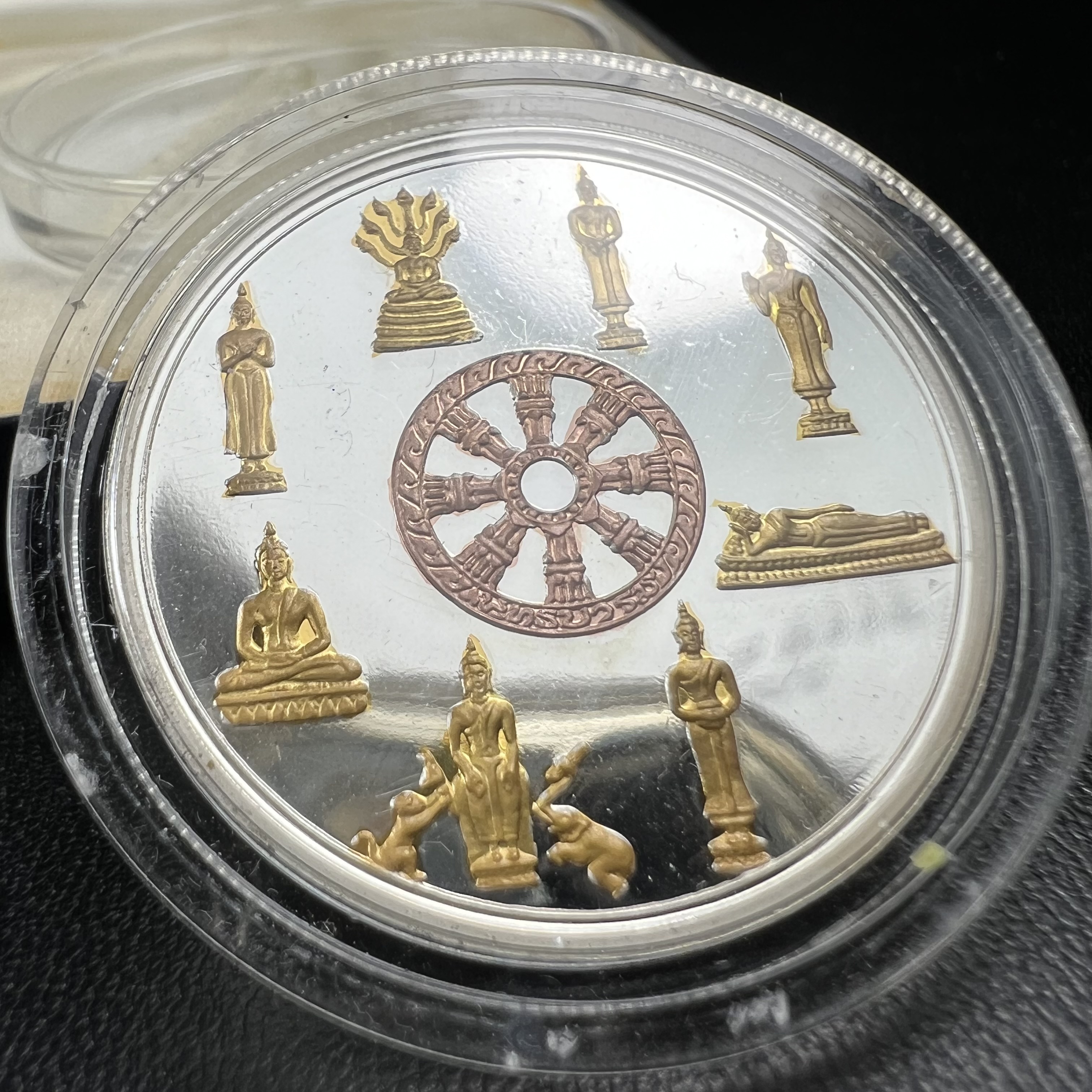 เหรียญพระแก้วมรกต พระพุทธชินราช พระพุทธโสธร รุ่นพุทธบารมี ปี 2540 เนื้อเงินขัดเงา 99.9% ชุบ 3 กษัตริย์ พร้อมกล่องบรรจุเดิม พิธีพุทธาภิเษก 2 พิธี มหามงคล (พระพุทธคู่บ้านคู่เมือง รูปแบบเหรียญสวยงดงามมาก พิธีใหญ่ เป็นที่นิยม)สร้างน้อยหายาก 1 ใน 500 เหรียญ