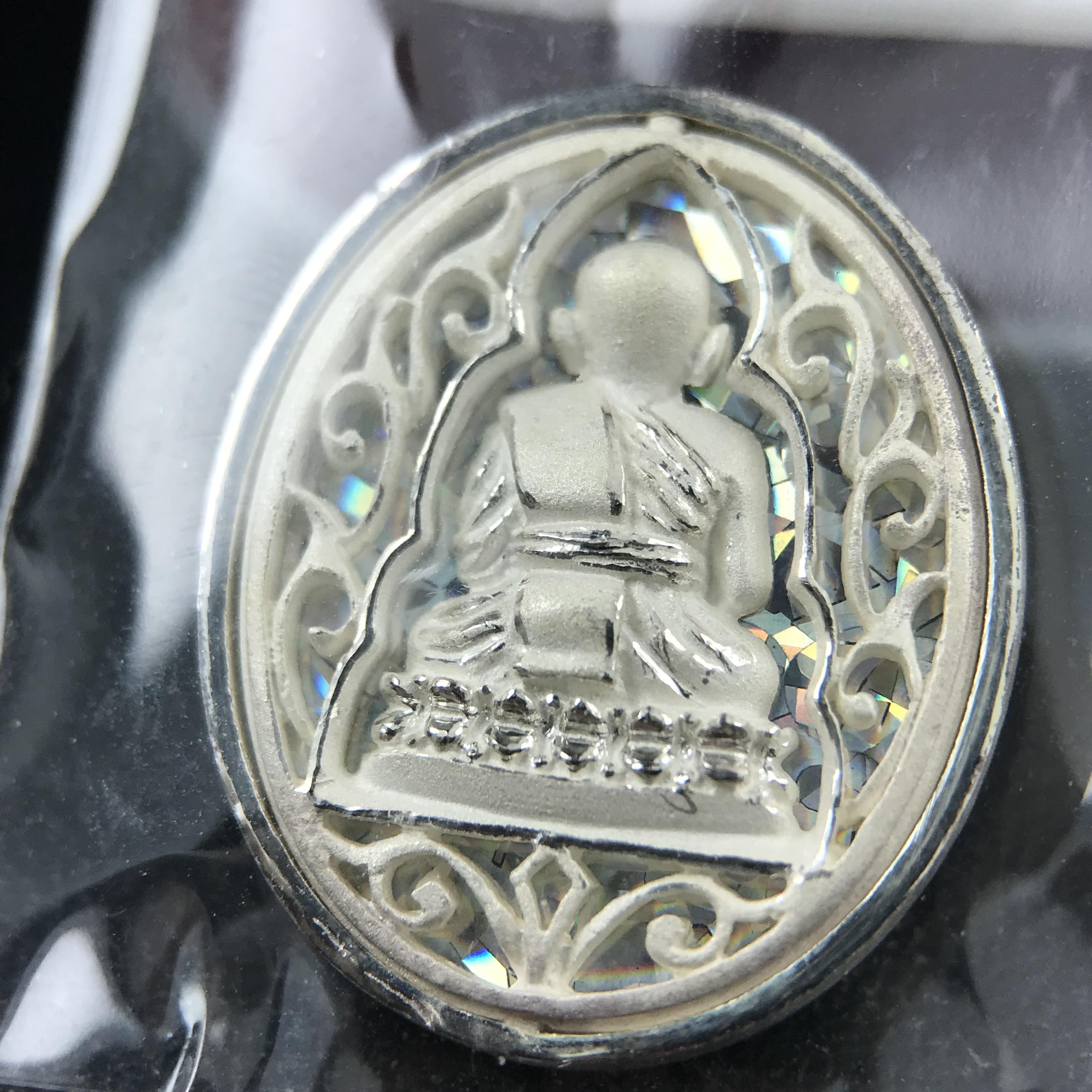 เหรียญหลวงพ่อทวด รุ่นมงคลบารมี วัดประสาทบุญญาวาส ปี 2545 เนื้อเงิน พิมพ์ทรงรูปไข่เล็ก(ขนาด 2.0*1.8 ซม.)ฉลุลายฉากพี้นหลังสีรุ้งสามมิติสวยงาม ตอกโค๊ตมีหมายเลข สภาพสวยซีนซองเดิมพร้อมกล่องบรรจุเดิมครบ***เดินทางปลอดภัยหลวงพ่อทวดคุ้มครอง****