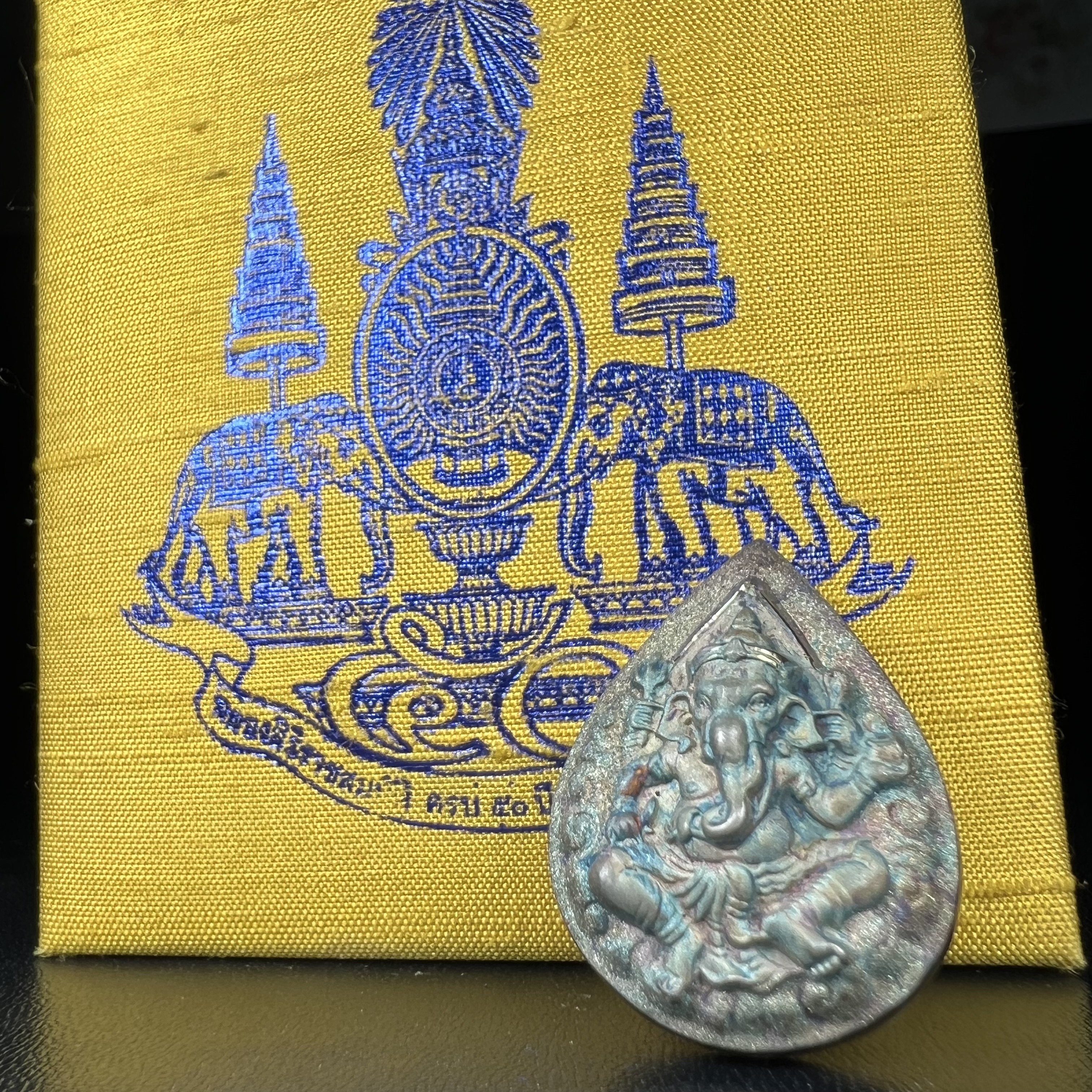 เหรียญพระพิฆเนศวร ญสส. ชุดกาญจนาภิเษกครองราชย์ 50 ปี พุทธศักราช 2538 พิมพ์ใหญ่(2.9 ซม.) เนื้อเงินผิวเดิมกลับดำขึ้นสีรุ้งเข้มขลังงดงามธรรมชาติสร้างสรรค์ สภาพสวยเดิมพร้อมกล่องบรรจุเดิม ตอกโค๊ดหมายเลขกำกับ(1ใน 5539องค์)