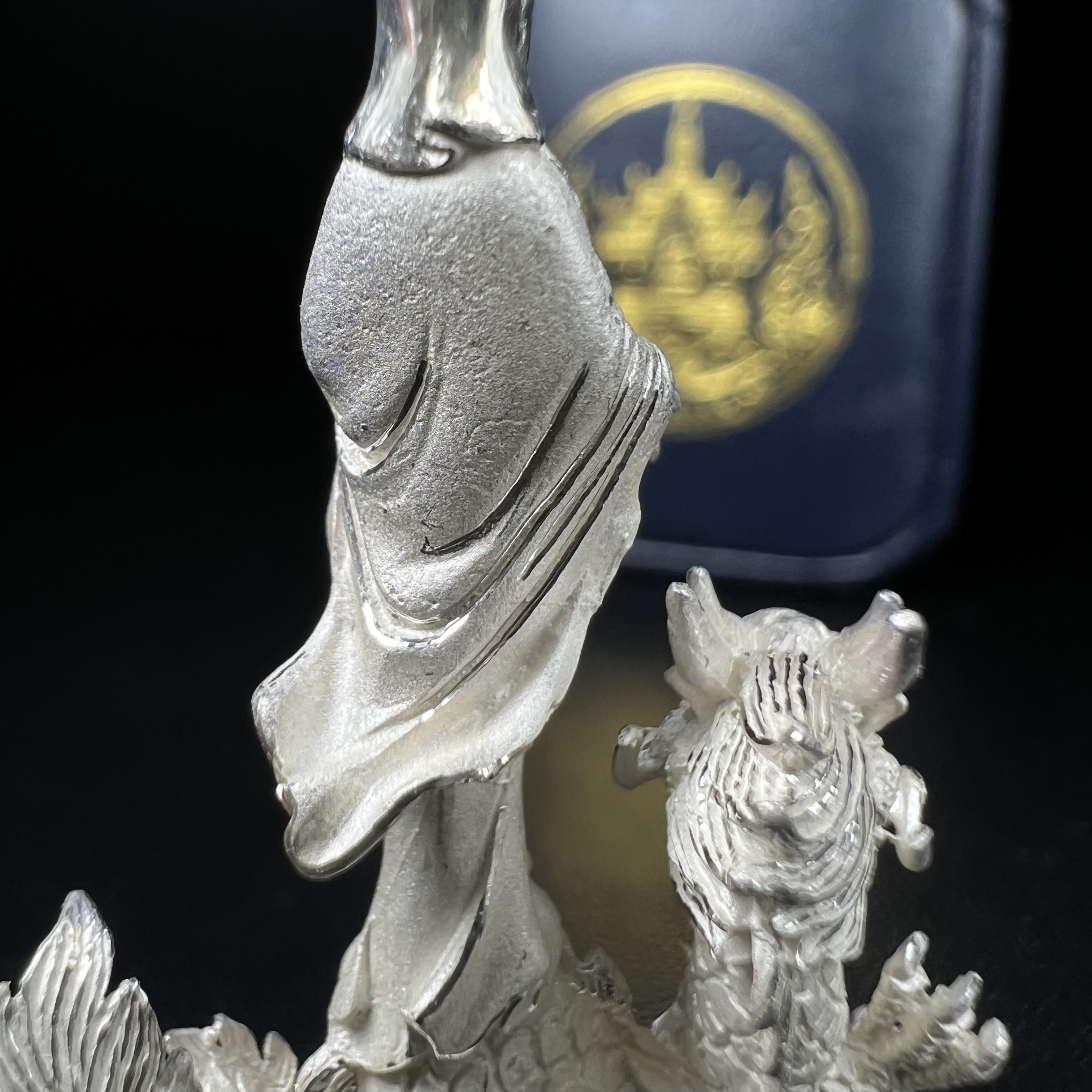 รูปหล่อลอยองค์พระโพธิสัตว์กวนอิม ทรงประทับมังกร จ.ระนอง เนื้อเงิน พิมพ์ใหญ่(สภาพผิว สวยงดงาม ทรงคุณค่า) เฉลิมฉลองในวโรกาสที่พระบาทสมเด็จพระเจ้าอยู่หัวทรงครองสิริราชสมบัติครบ 50 ปี จ.ระนอง พ.ศ.2539