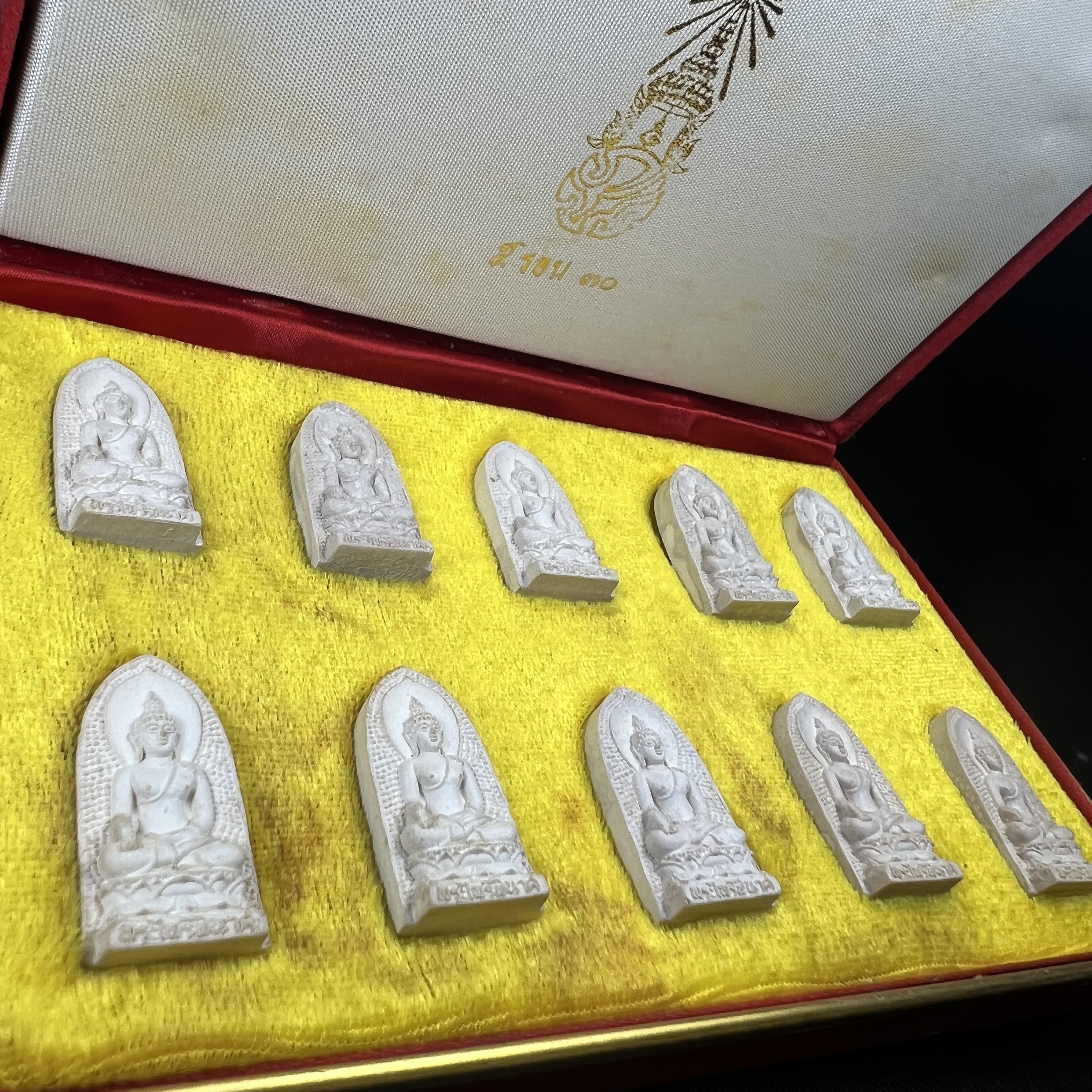 พระไพรีพินาศ ภปร. ครบ 5 รอบ ร.9 ปี 2530(เนื้อผงพิมพ์ใหญ่) ชุดกรรมการ บรรจุจำนวน 10 องค์ ในกล่อง ตราสัญลักษณ์ ภปร.(ในหลวงรัชกาลที่9เสด็จในพิธีเจิมพระสุหร่าย)พระดี พิธีใหญ่ ประกอบพิธีพุทธาภิเษกพร้อมกับพิธีพระกริ่งปวเรศ ปี2530 วัดบวรนิเวศวิหาร(1 ใน 15 ชุด)