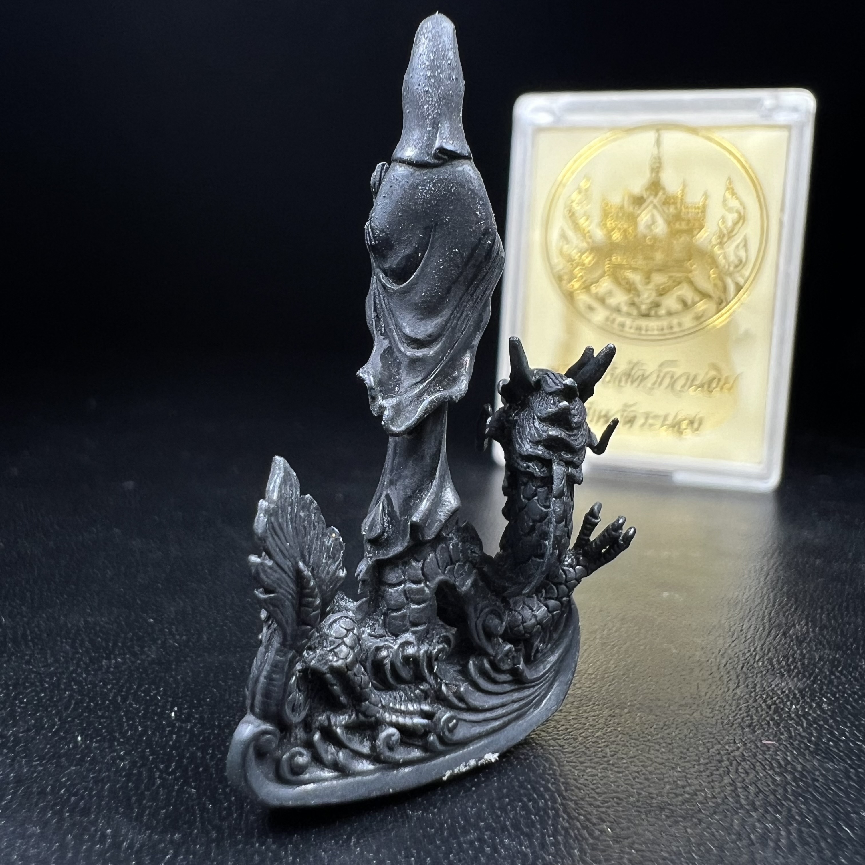 รูปหล่อลอยองค์พระโพธิสัตว์กวนอิม ทรงประทับมังกร จ.ระนอง พ.ศ.2539 เนื้อนวโลหะ พิมพ์ใหญ่(สวยงดงาม เข้มขลัง ทรงคุณค่า) เฉลิมฉลองในวโรกาสที่พระบาทสมเด็จพระเจ้าอยู่หัวทรงครองสิริราชสมบัติครบ 50 ปี(องค์หมายเลข๘๘๗๒)