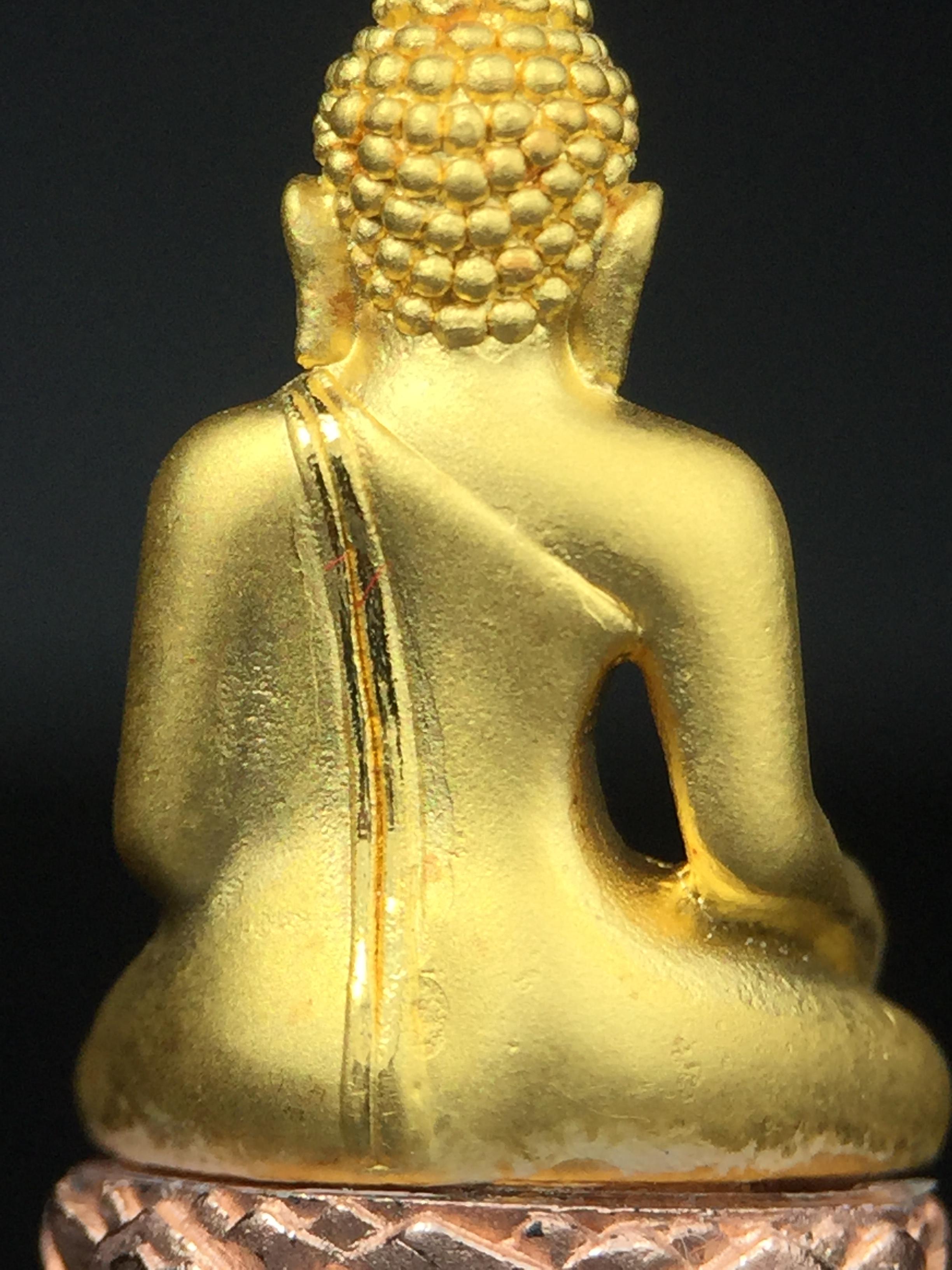 พระไพรีพินาศ รุ่นมหามงคล 72 พรรษา (6 รอบ) ในหลวงรัชกาลที่9 ปี2542 พิมพ์ใหญ่ เนื้อทองคำบริสุทธิ์ 99.9% (ฐานเนื้อนาค)แบบพ่นทรายขัดเงาบางส่วน(สภาพสวยเดิมกล่องบรรจุเดิมครบสมบูรณ์)องค์พิเศษกรรมการ(พบเจอน้อยหายากมาก)