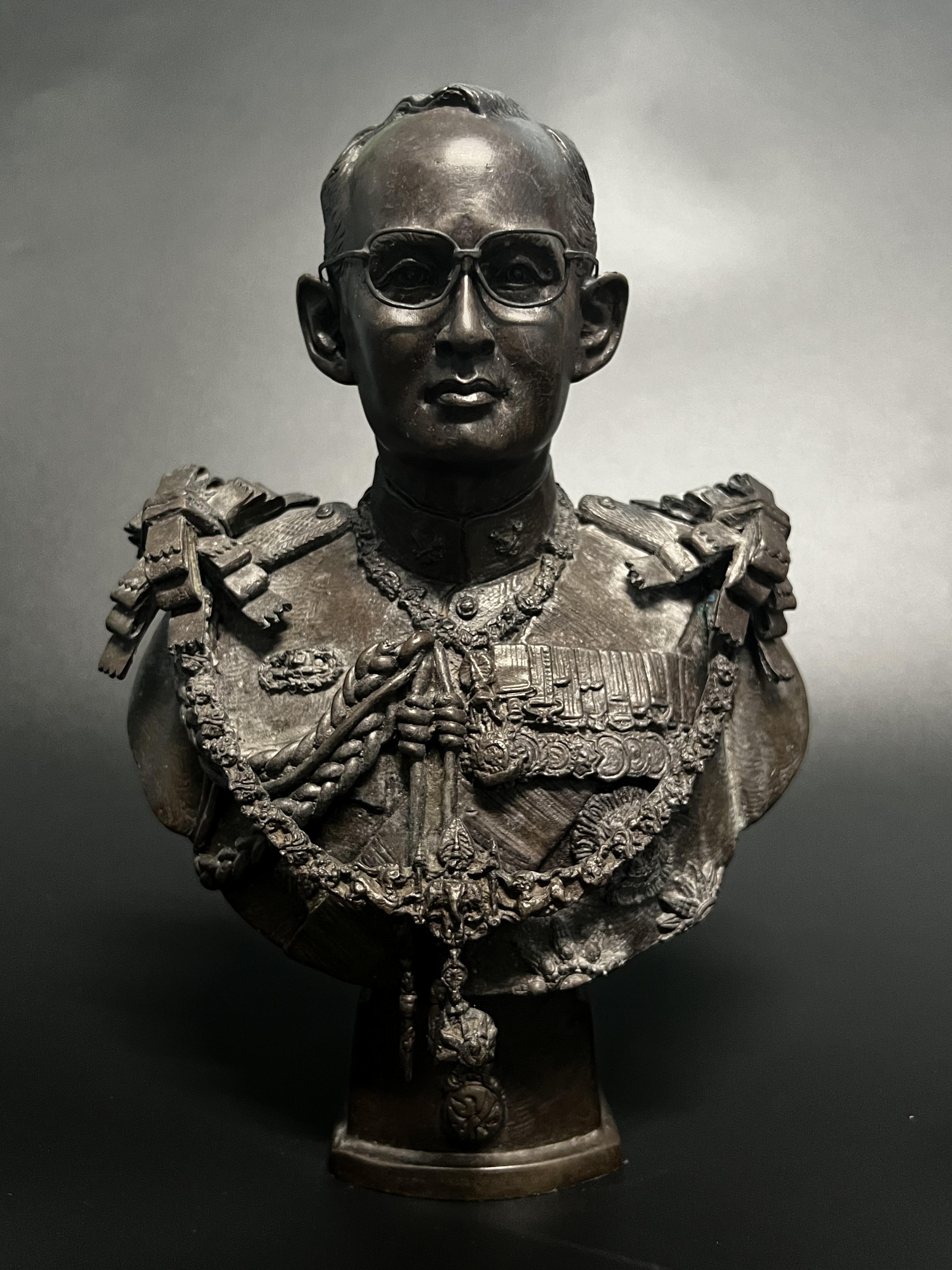 พระบรมรูปในหลวงรัชกาลที่9 รุ่นเฉลิมพระเกียรติ ปี2545 สูง 9 นิ้ว ฉลองพระองค์เต็มยศสายสะพายมหาจักรี สายสร้อยจุลจอมเกล้า ส่วนฐานประดับอักษรพระปรมาภิไธย ภ.ป.ร.(พิธีปลุกเสกวัดพระแก้ว)