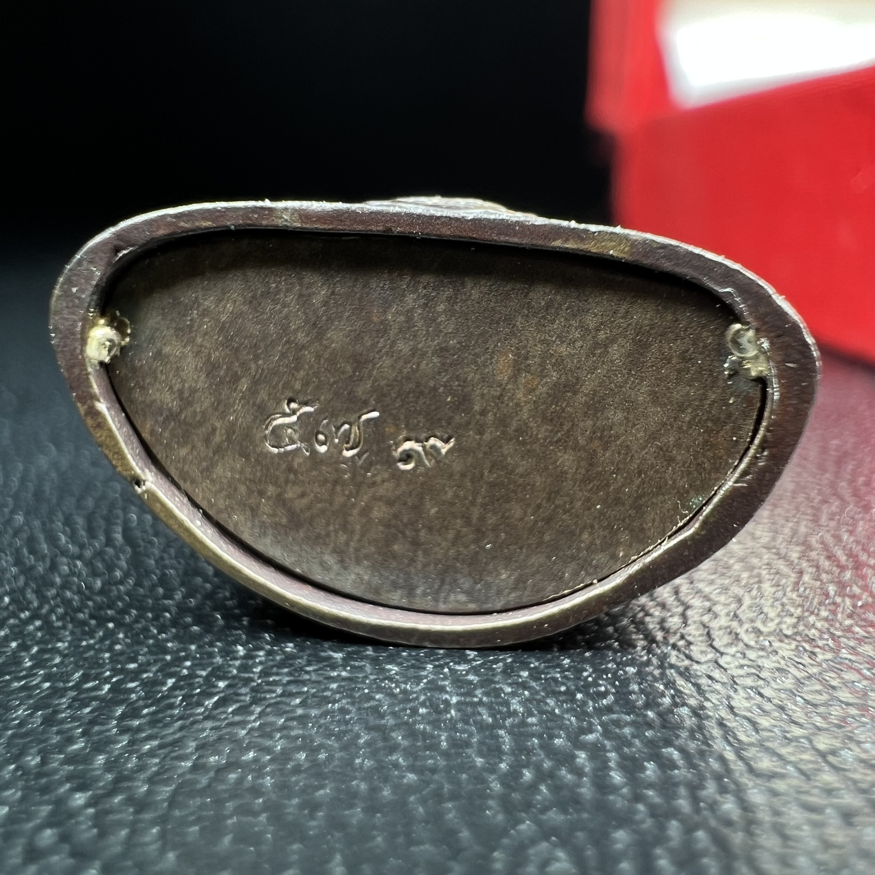 พระกริ่งไพรีพินาศ เฉลิมพระเกียรติ พระบาทสมเด็จพระเจ้าอยู่หัวรัชกาลที่9 พระชนมพรรษา 6 รอบ ปี2542 เนื้อนวโลหะผสมทองคำ(บรรจุเหล็กไหล)ดีนอก-ดีใน