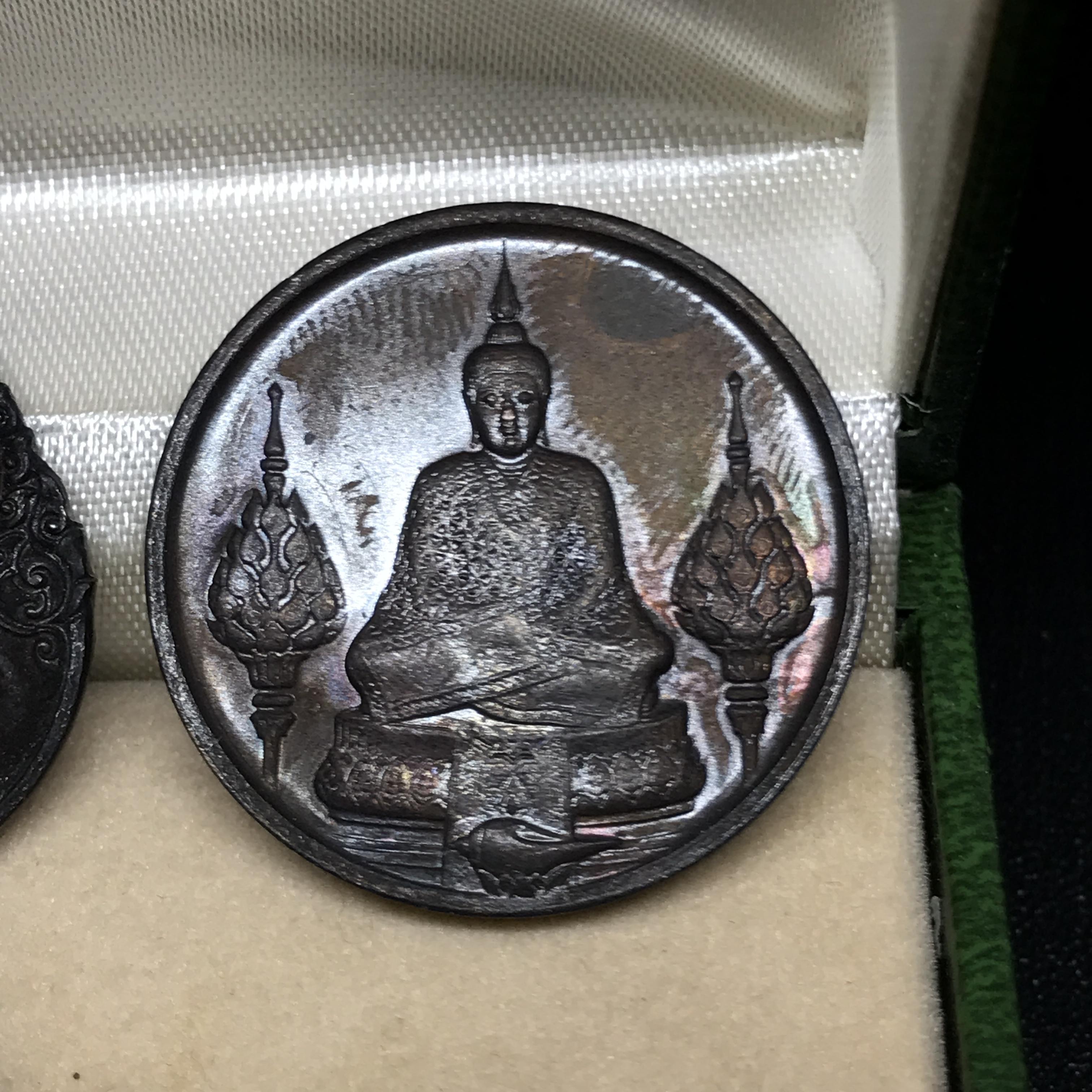 เหรียญพระแก้วมรกตหลัง ภปร ฉลองกรุงรัตนโกสินทร์ครบ 200 ปี พ.ศ.2525 เนื้อทองแดงกล่องบรรจุเดิมครบ3พิมพ์(บล็อกพระราชศรัธา)(ในหลวงรัชกาลที่9 เสด็จในพิธี)