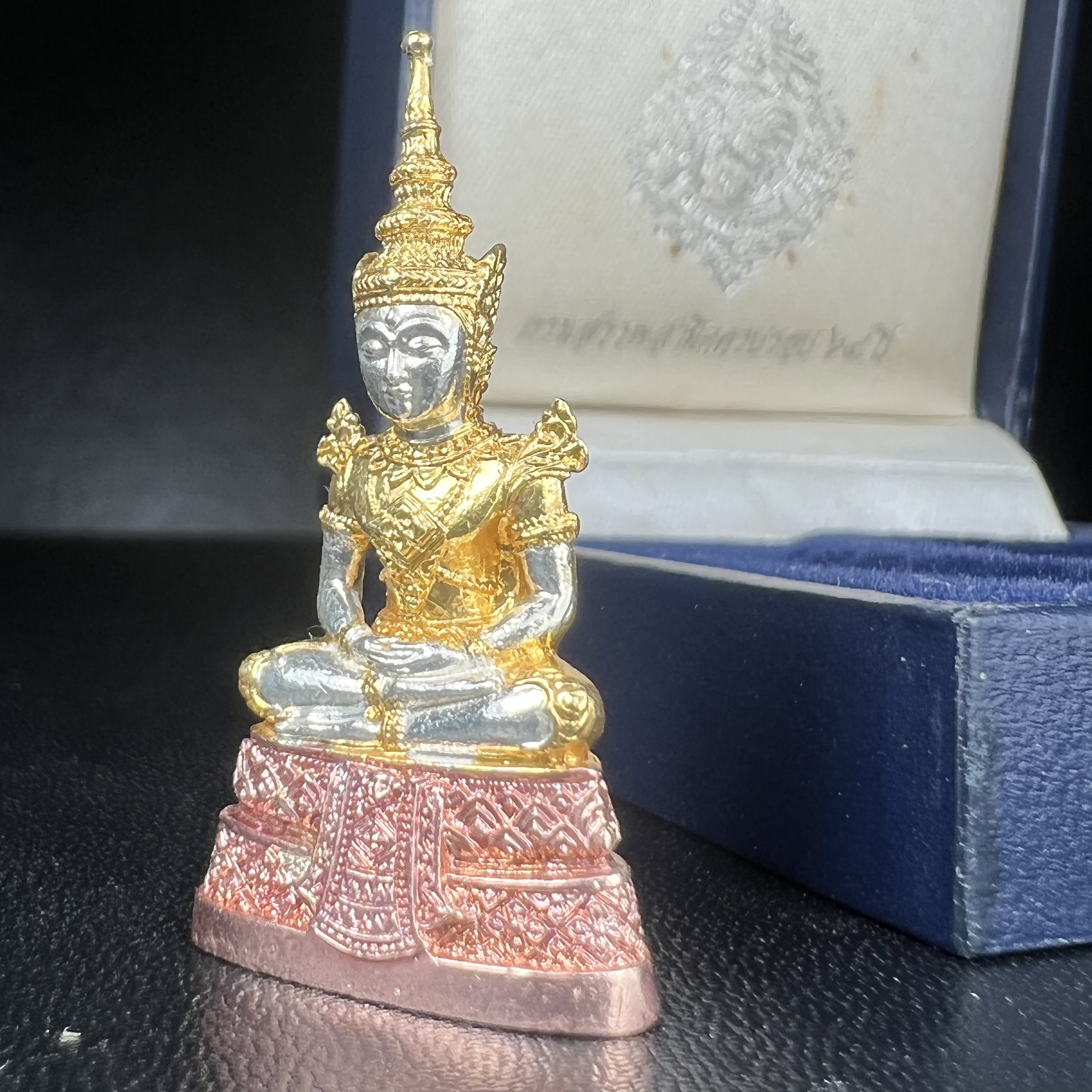 พระแก้วมรกต กรมสรรพสามิตจัดสร้างขึ้นเนื่องในโอกาสครบรอบ 64 ปีของกรมสรรพสามิต และเนื่องในวโรกาสที่พระบาทสมเด็จพระเจ้าอยู่หัวทรงครองราชย์ครบ 50 ปีในปีกาญจนาภิเษก เมื่อ พ.ศ.2539 เนื้อเงินรมดำขัดเงา(ชุบสามกษัตริย์ใหม่)พร้อมกล่องบรรจุเดิม