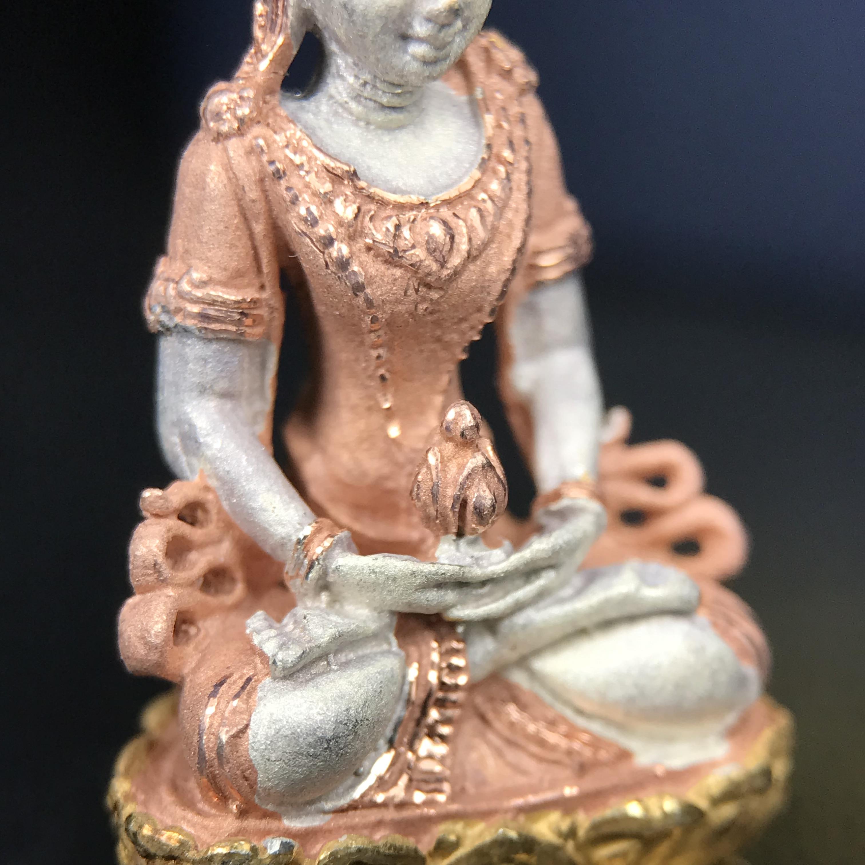 พระอวโลกิเตศวร เมตตา มหาบารมี พิธีพุทธาภิเษก ณ อุโบสถ วัดบวรนิเวศวิหาร 3 พฤษภาคม 2540 เนื้อเงินสามกษัตริย์ ขนาด 3.2 x 2.7 ซม. ตอกโค๊ตใต้ฐานพร้อมกล่องบรรจุเดิม สวย ครบ สมบูรณ์(รุ่นนี้หายาก พบเจอน้อยมาก)