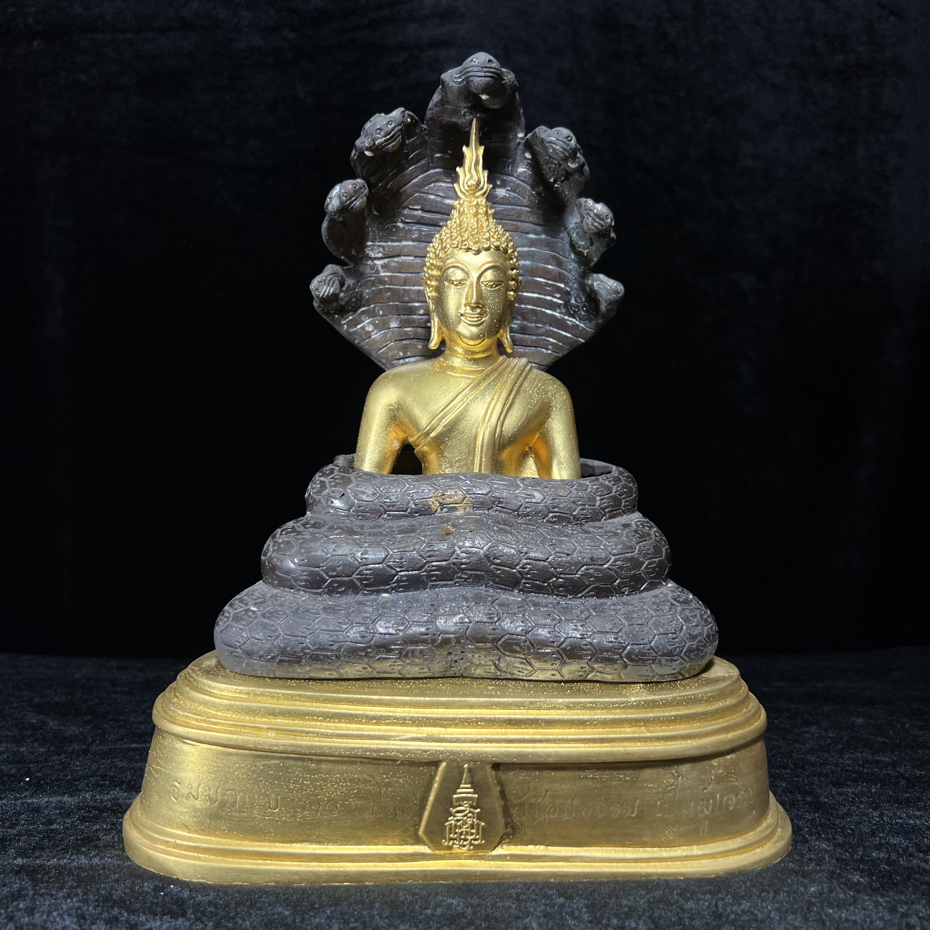 สมเด็จพุทธบูชาปางนาคปรก ญสส. วัดบวรนิเวศวิหาร ปี 2540 พระบูชาขนาด 7 นิ้ว เนื้อโลหะผสมปิดทอง จัดสร้างโดยกระทรวงยุติธรรม ในวโรกาสในหลวงรัชกาลที่ 9 ฉลองสิริราชย์สมบัติครบ 50 ปี และสมเด็จพระญาณสังวร สมเด็จพระสังฆราช 84 พรรษา งานพุทธศิลป์สวย เข้มขลัง....2 ถอด