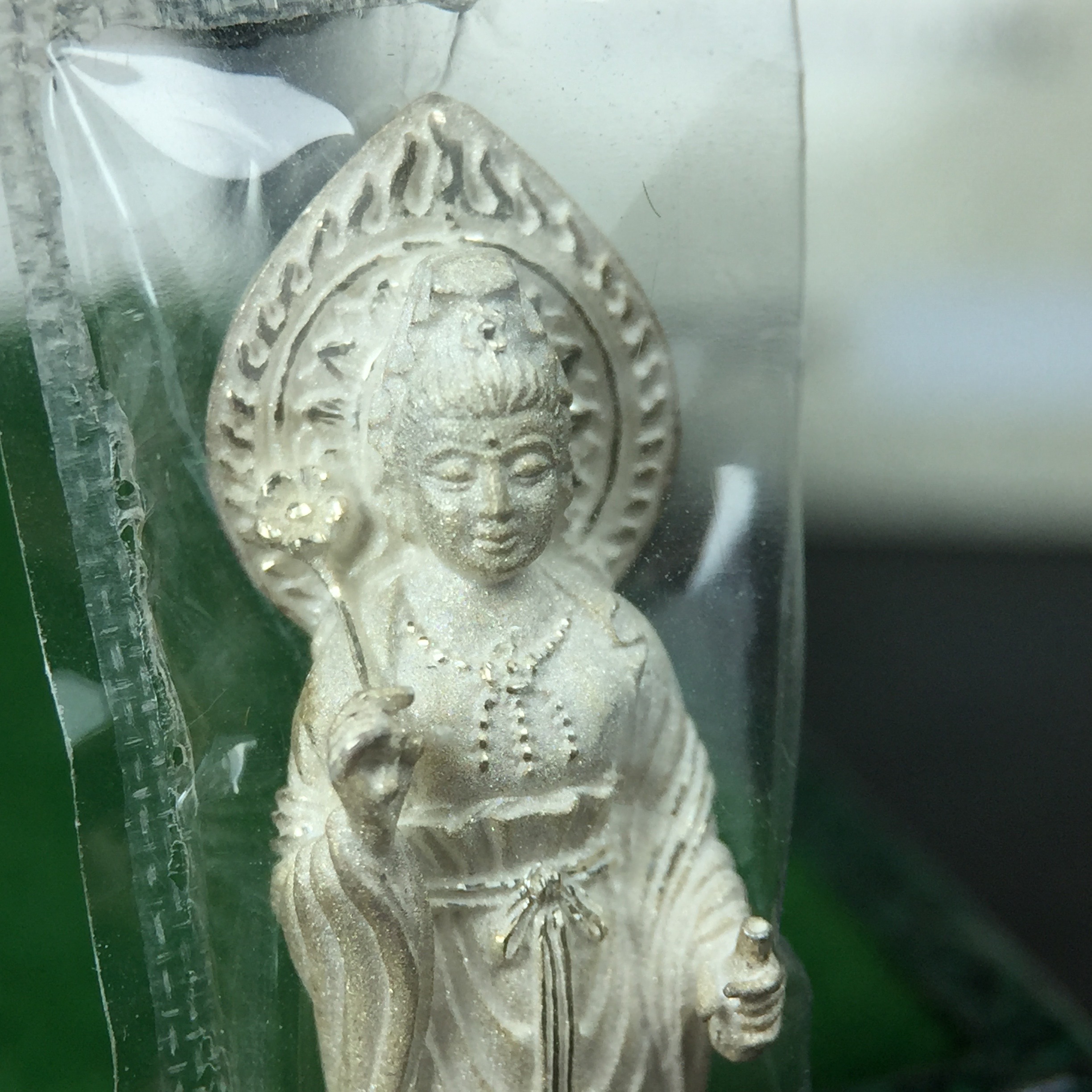 พระโพธิสัตว์อวโลกิเตศวร (เจ้าแม่กวนอิม) รุ่นฉลองปีกาญจนาภิเษก ปี 2540 เนื้อเงินบริสุทธิ์ 99.9%(นวลเงา) เทศบาลนครหาดใหญ่จัดสร้างถวายเฉลิมพระเกียรติพระบาทสมเด็จพระเจ้าอยู่หัวทรงครองสิริราชสมบัติครบ 50 ปี(สภาพซีนซองเดิมกล่องบรรจุการ์ดใบรับรองเดิมครบ)หายาก