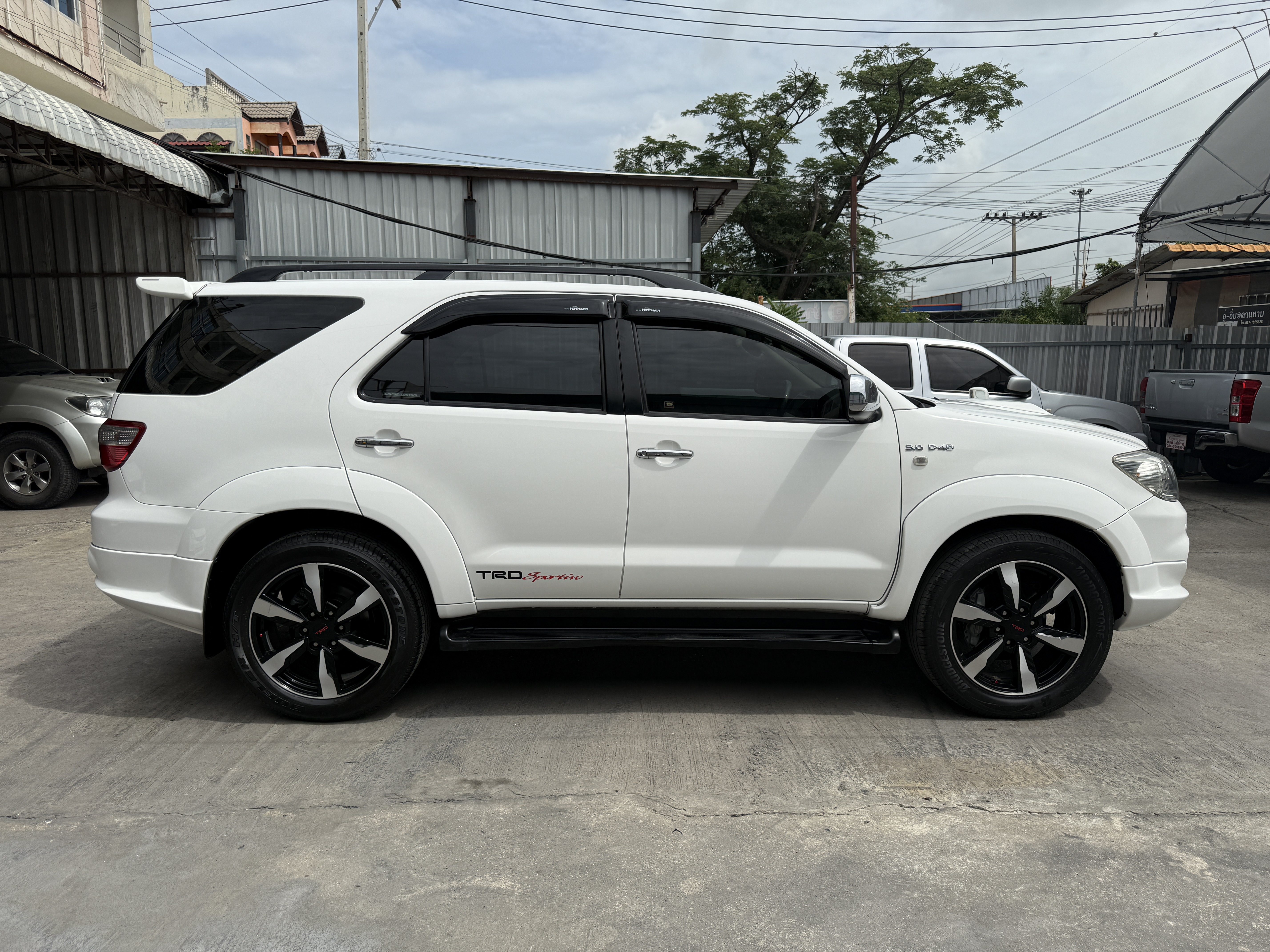 Toyota Fortuner 3.0 V 4WD TRD Sportivo At 2011 ขาว