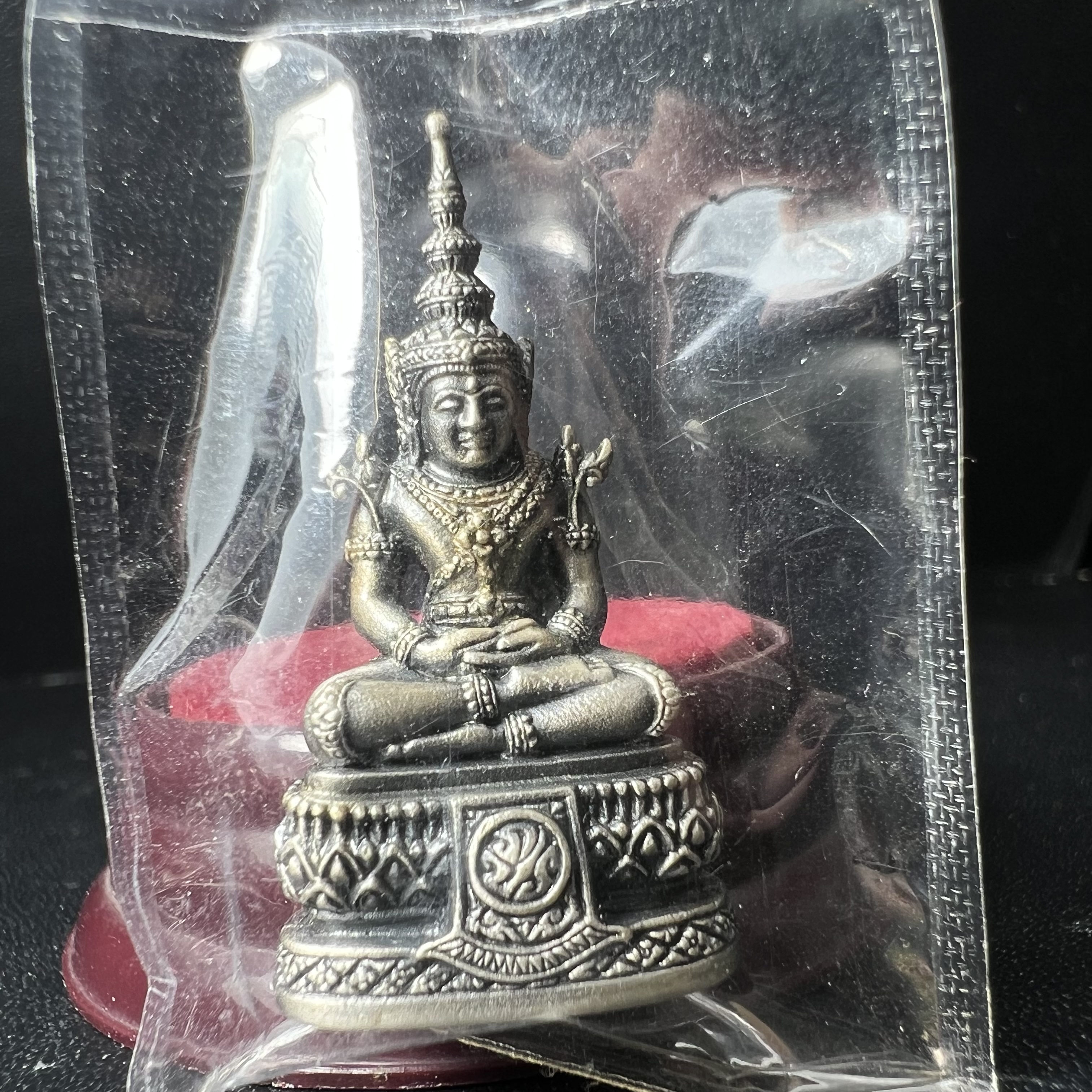 พระแก้วมรกต ภปร.(รุ่นแรก) ปี2545 รุ่นฉลองกรุงรัตนโกสินทร์ครบ 220 ปี พิมพ์ลอยองค์ใหญ่ เนื้ออัลปาก้า ชุบเงินลงดำ ขนาด 19*35 มม. พร้อมครอบตั้งโชว์เดิม องค์พระซีนซองเดิม สวยครบสมบูรณ์