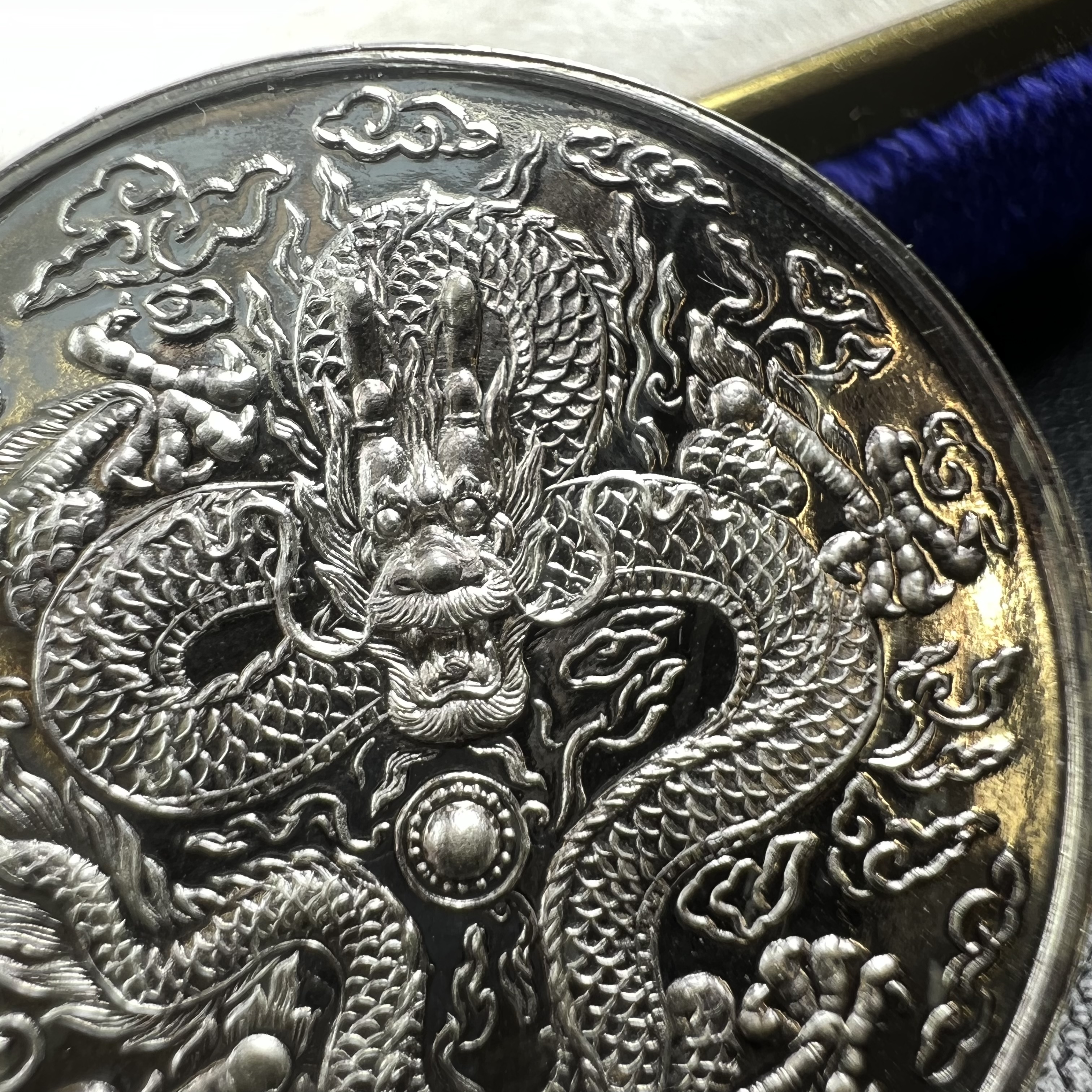 เหรียญพระอวโลกิเตศวร เจ้าแม่กวนอิมหลังมังกรคาบลูกแก้ว พระเทพกวี สมเด็จพระวันรัต วัดบวรนิเวศวิหาร กทม. ปี2536 ปลุกเสกพิธีใหญ่ ตอกโค๊ตขอบเหรียญ เนื้อเงินขัดเงาพ่นทราย ขนาด 3 ซม. พร้อมกล่องบรรจุเดิมครบ สภาพสวย