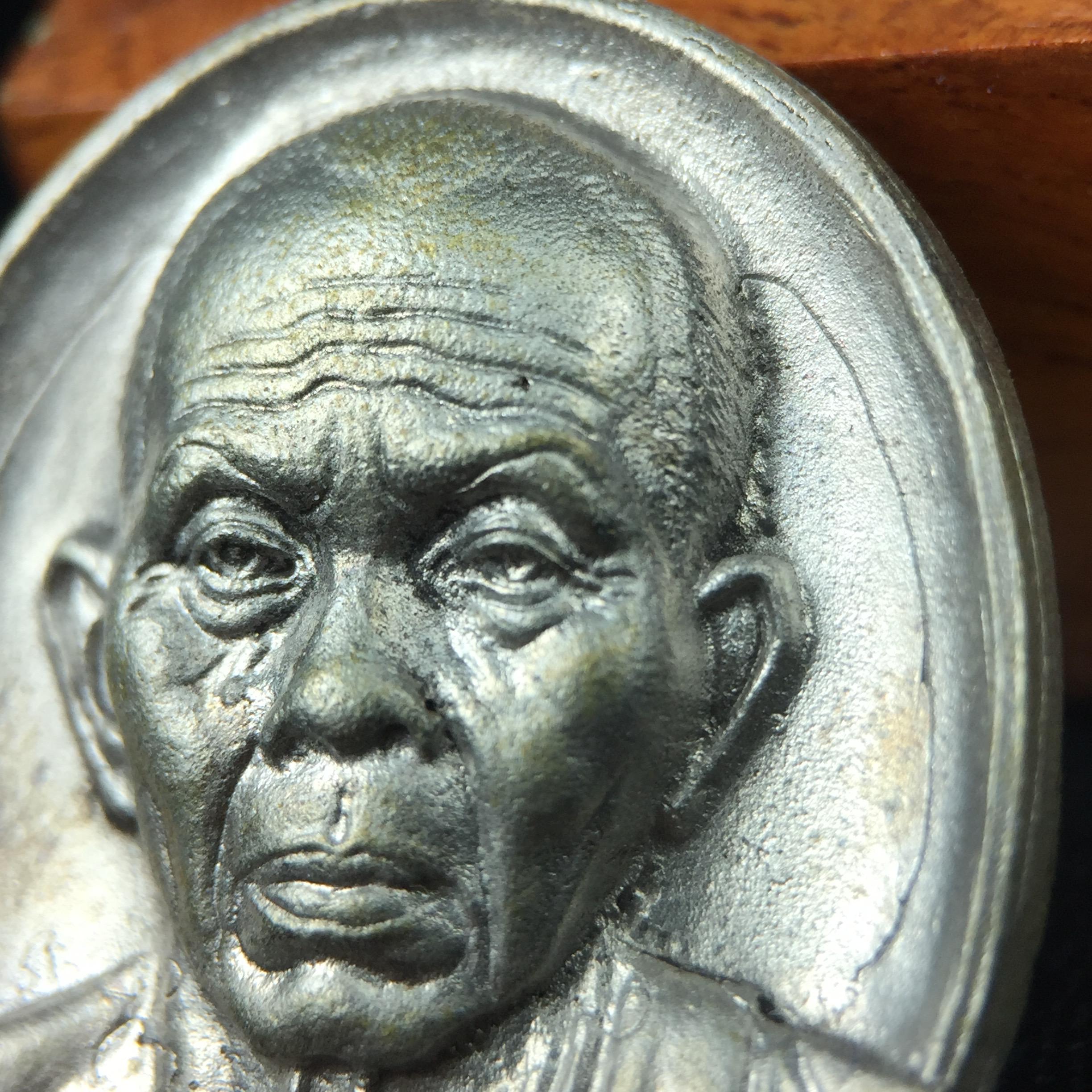 เหรียญรูปเหมือนพระญาณวิทยาคมเถร (หลวงพ่อคูณ ปริสุทโธ)ชุดกาญจนาภิเษกครองราชย์ครบ 50 ปี วัดบวรนิเวศวิหาร ปี 2538 เหรียญหล่อเนื้อนวโลหะ(พิเศษกรรมการมีรอยจาร ตอกโค๊ดหมายเลข ๑๗๘)(หายากพบเจอน้อยมาก)(พร้อมกล่องบรรจุเดิมลายไม้สีน้ำตาลมีตรากาญจนา) พิธีใหญ่