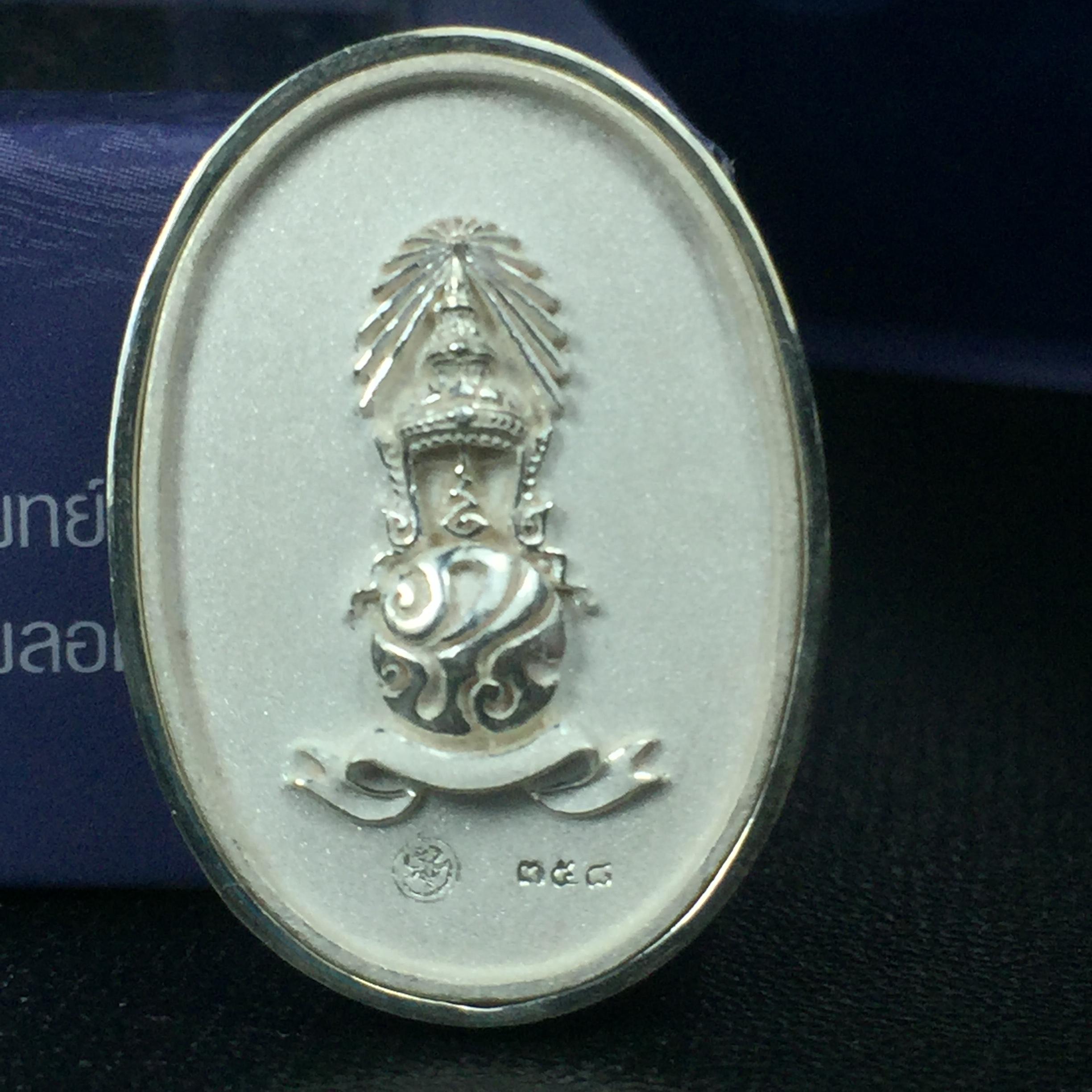 พระแก้วมรกต ภปร. ปี2547 จัดสร้างโดย รพ.ภูมิพลฯ เนื้อเงิน เหรียญทรงกลมรี(1ใน3000องค์)