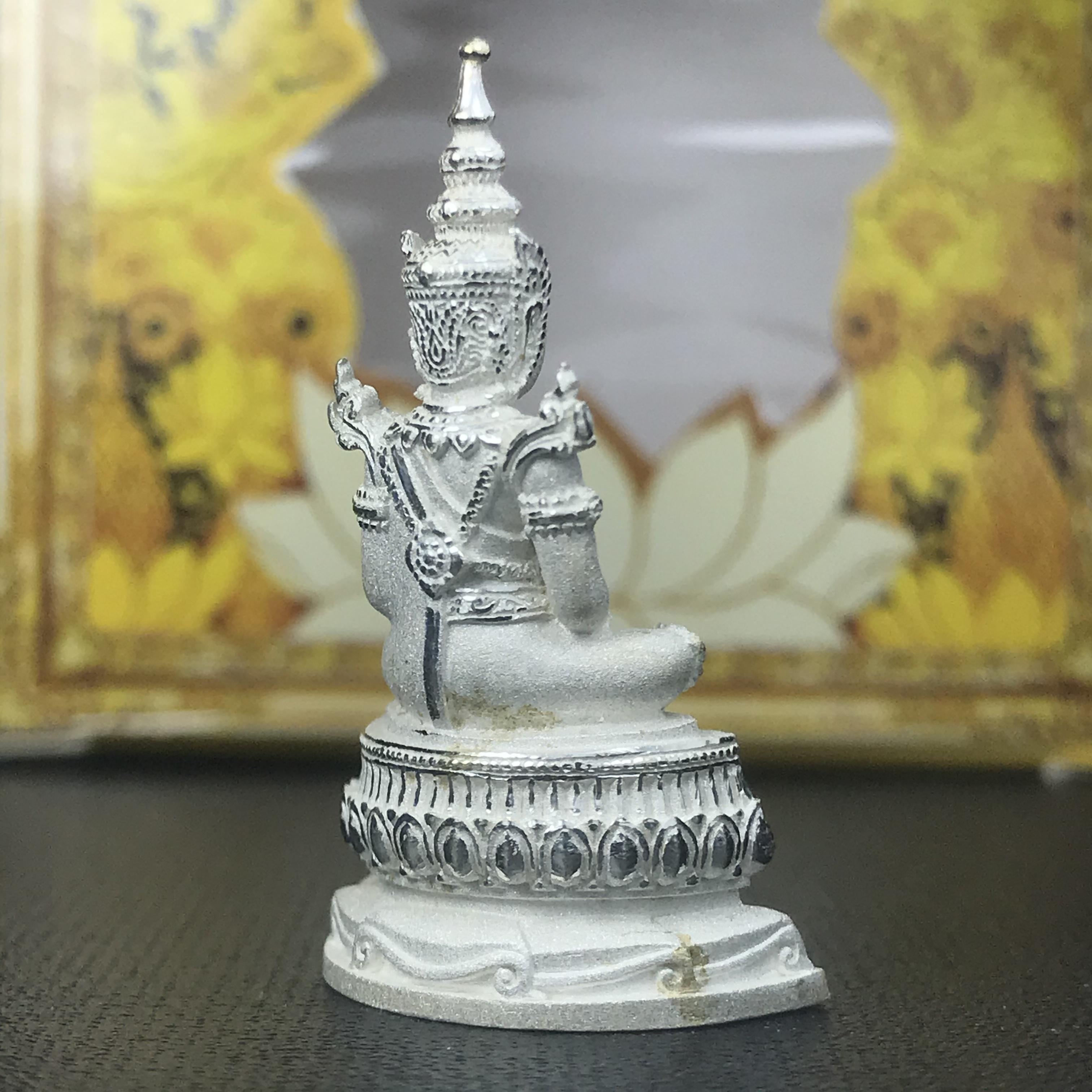 พระแก้วมรกต(จำลอง)ลอยองค์ ขนาดหน้าตัก 1/2 นิ้ว ทรงเครื่องฤดูร้อน เนื้อเงิน ตราสัญลักษณ์ฉลองสิริราชสมบัติ ครบ 60 ปี พ.ศ.2549(สภาพสวย ครบ สมบูรณ์))