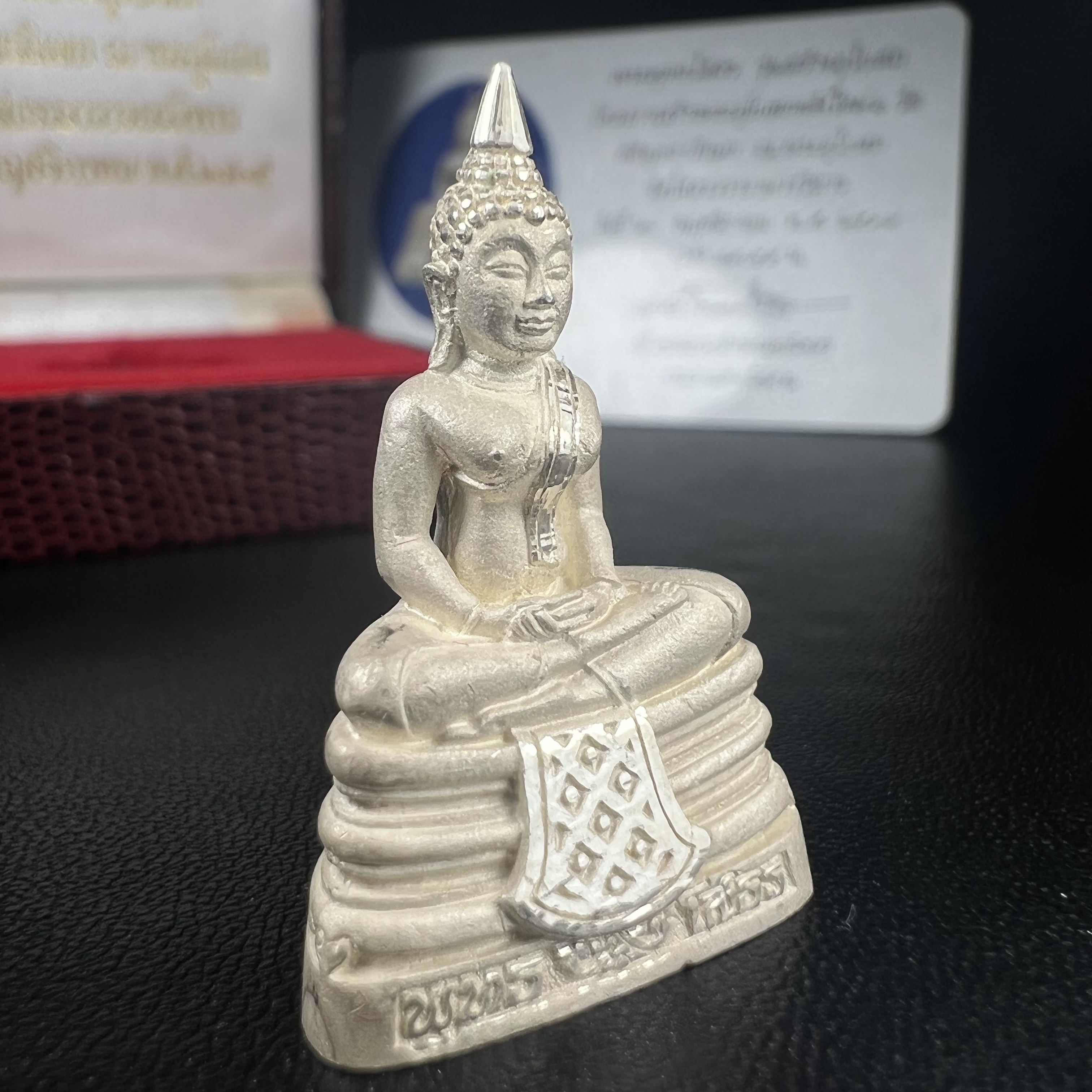 พระพุทธโสธร(หลวงพ่อโสธร) รุ่นสร้างอุโบสถ ปี2539 เนื้อเงิน ลอยองค์พิมพ์ใหญ่ สภาพสวยเดิมกล่องบรรจุการ์ดใบรับรองเดิมครบสมบูรณ์(แบบนี้หายาก)(งานแพรนด้า จิวเวลรี่)สวยงดงาม