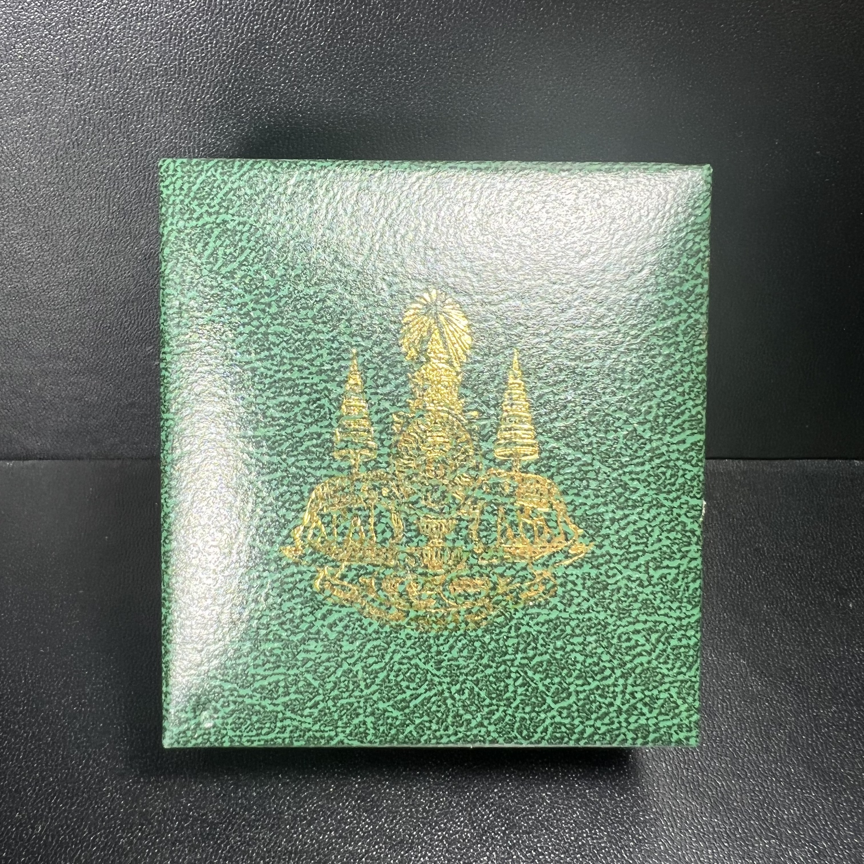 พระพุทธโสธร ภปร. รุ่นย้อนยุค สร้างพระอุโบสถ สมาคมชาวฉะเชิงเทรา จัดสร้าง ปี 2539 วโรกาสครองสิริราชสมบัติครบ 50 ปี เนื้อเงินทรายนวลขัดเงาบางส่วน(ผิวเดิม) พร้อมกล่องบรรจุและใบรับรองเดิม