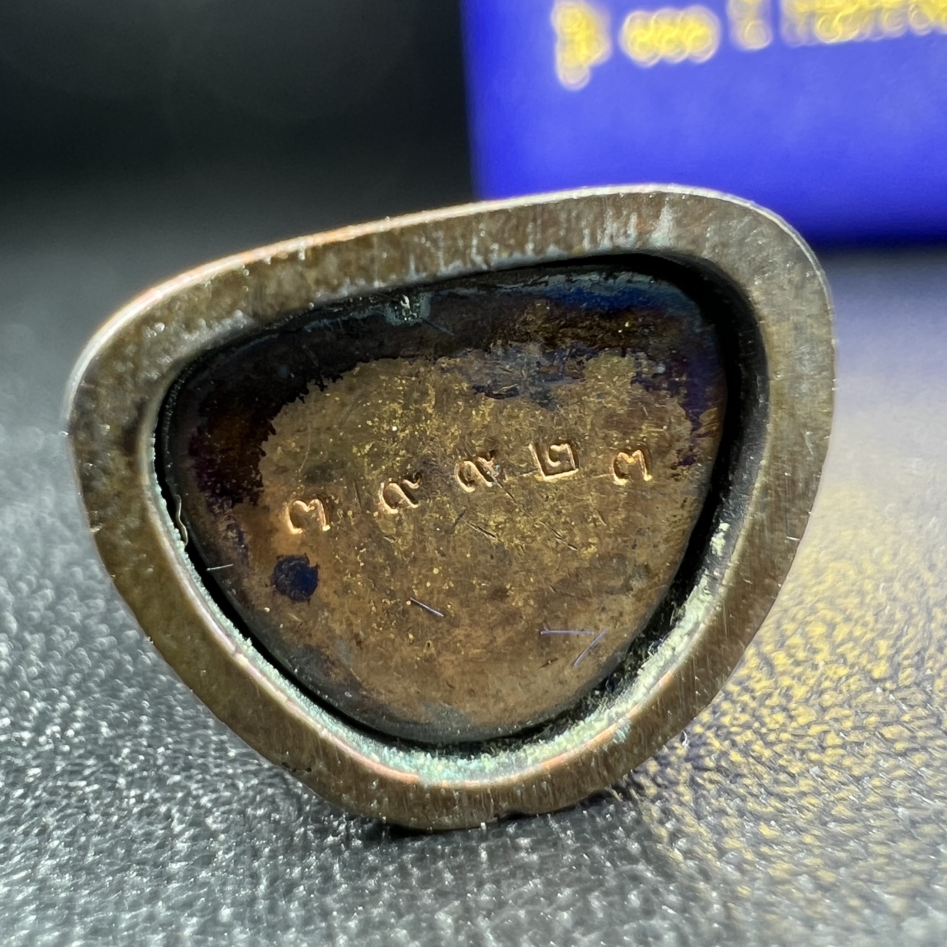 รูปเหมือนหล่อลอยองค์หลวงปู่ทวด รุ่น 111ปี กระทรวงกลาโหม เนื้อนวโลหะรมดำ-ปัดเงา ปี2540 พิธีใหญ่ เข้มขลัง นิยม พร้อมกล่องบรรจุเดิม(คัดสภาพสวยผิวเทพๆผิวรุ้งๆ)ทั้งพิธีทั้งพุทธศิลป์ทรงคุณค่าอีกหนึ่งรุ่นยอดนิยม