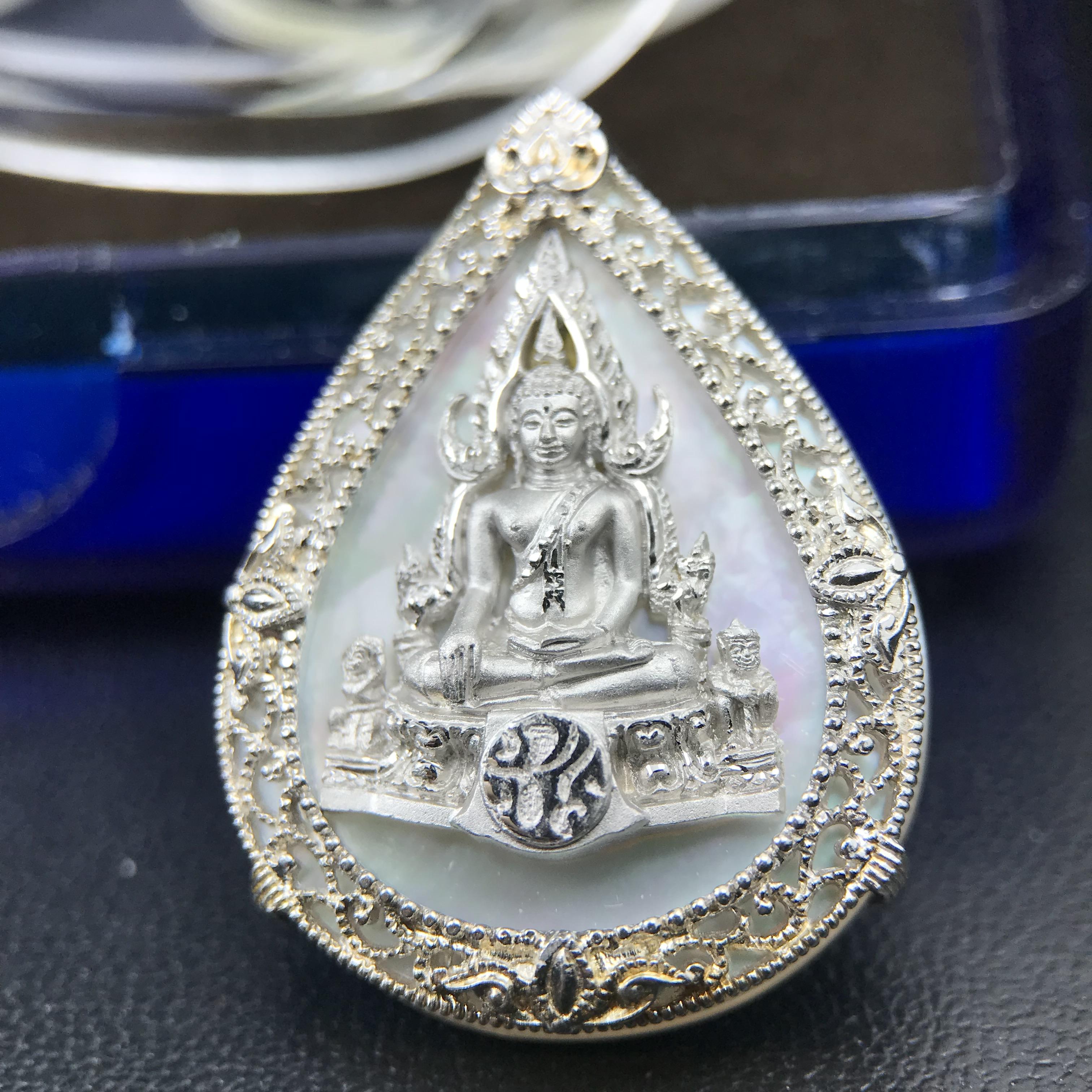 เหรียญพระพุทธชินราช ภปร. โครงการ เพราะแผ่นดินนี้คือแผ่นดินเกิด ปี 2551 รูปหยดน้ำ เนื้อเงินชุบทองคำขาว(ล้อมด้วยกรอบเงินชุบทองคำขาวสลักเสลาเป็นลวดลายละเอียดอ่อน ส่วนพื้นองค์พระเป็นเปลือกหอยมุขสวยงดงาม )(ขนาด 21 x 29 มม.) (สวยงามหายาก)1ใน5000องค์