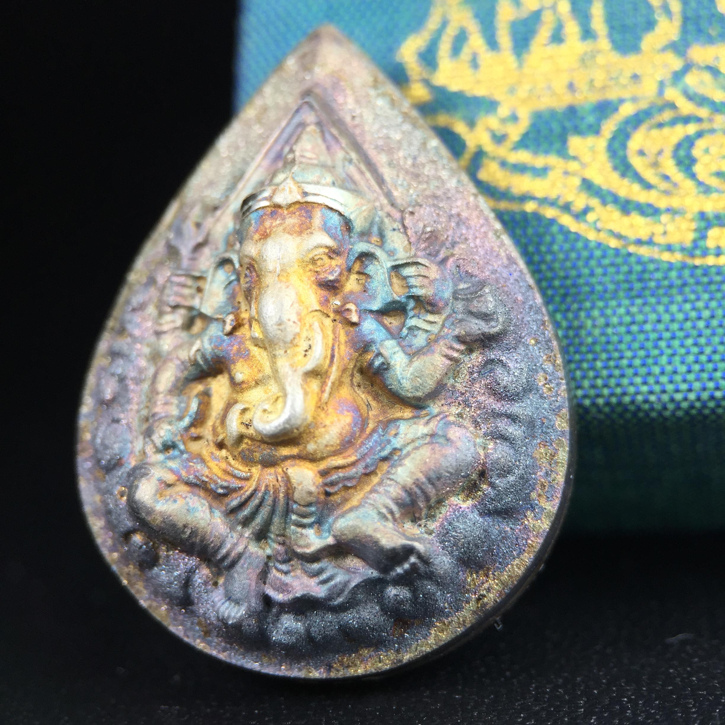 เหรียญพระพิฆเนศวร ญสส. ชุดกาญจนาภิเษกครองราชย์ 50 ปี พุทธศักราช 2538 พิมพ์ใหญ่(2.9 ซม.) เนื้อเงินผิวเดิมกลับดำขึ้นสีรุ้งเข้มขลังงดงามธรรมชาติสร้างสรรค์ สภาพสวยเดิมพร้อมกล่องบรรจุเดิม ตอกโค๊ดหมายเลขกำกับ(1ใน 5539องค์)