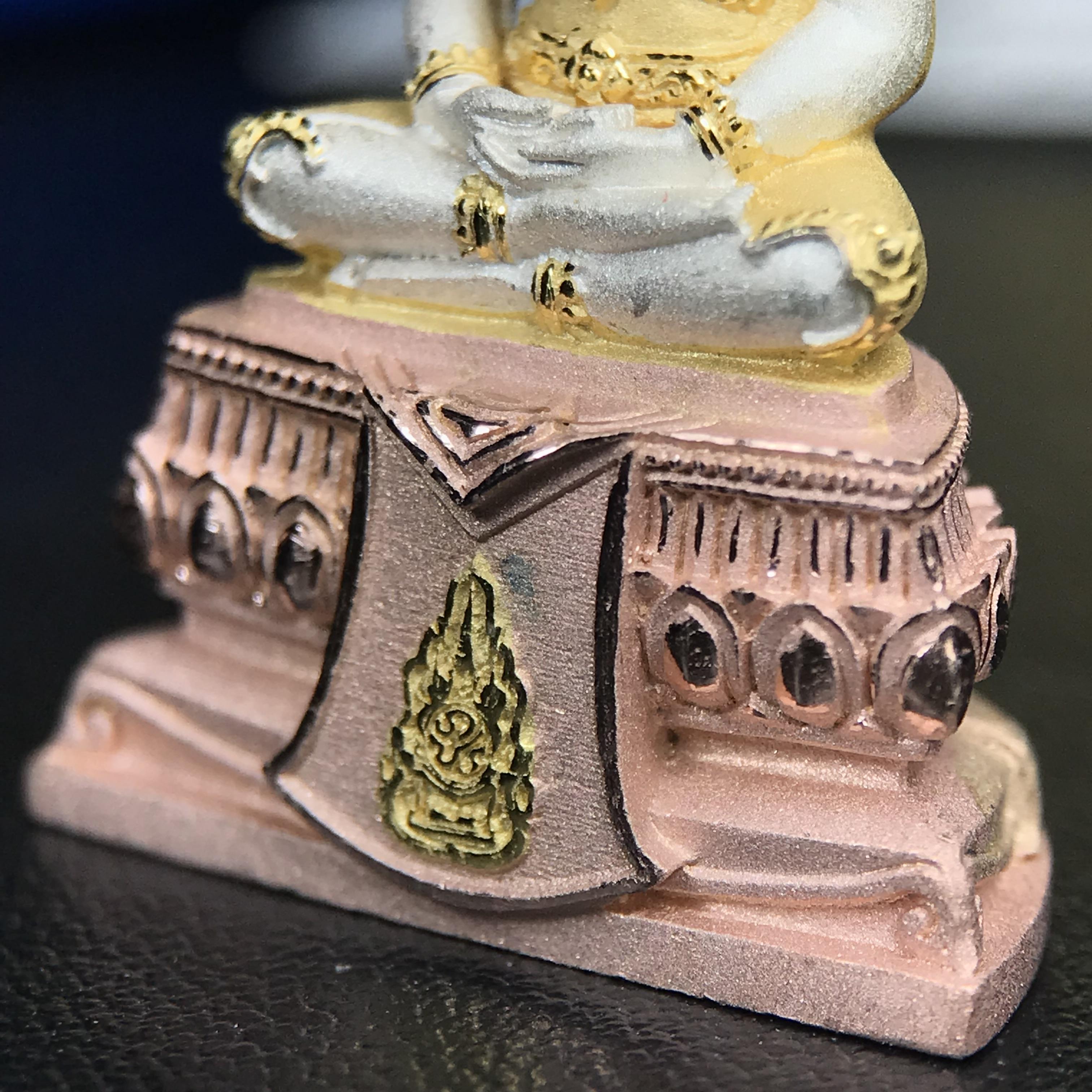 พระแก้วมรกต ทรงเครื่องฤดูร้อน พระราชทานประดิษฐานตราสัญลักษณ์ฉลองสิริราชสมบัติ ครบ 60 ปี ในหลวงรัชกาลที่ 9 พ.ศ.2549 เนื้อเงินสามกษัตริย์ลอยองค์พิมพ์ใหญ่ สูง 3.6 ซม. ขนาดหน้าตัก 1/2 นิ้ว (พิธีใหญ่มหาพุทธาภิเษก ณ พระอุโบสถวัดพระแก้ว เกจิอาจารย์ 108 รูป )