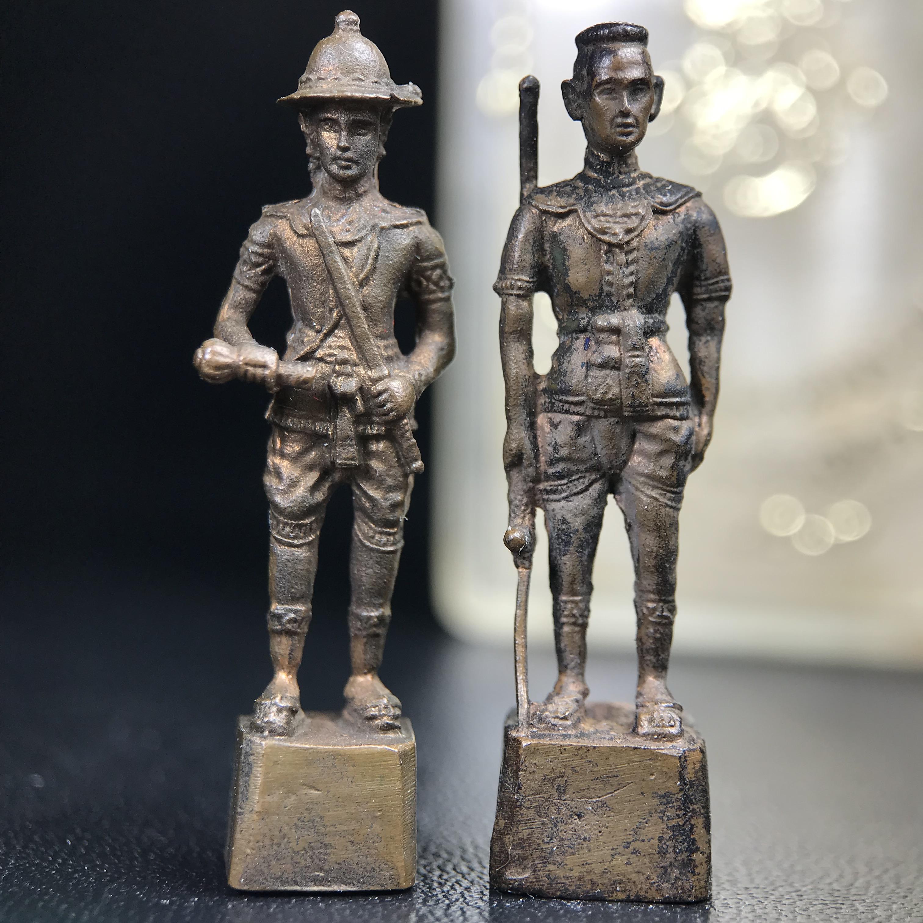 พระกริ่งสมเด็จพระนเรศวร-พระกริ่งสมเด็จพระเอกาทศรถ กองทัพภาคที่3จัดสร้าง ปี2517 เนื้อนวโลหะครบชุด 2องค์กล่องบรรจุเดิมครบสมบูรณ์(หายาก)(1ใน 300ชุด)(ในหลวง ร.9 เสด็จในพิธี)ปลุกเสกโดยพระคณาจารย์ชื่อดังในยุคนั้น7วัน7คืน(หลวงปู่โต๊ะ วัดประดู่ฉิมพลี ร่วมปลุกเสก)