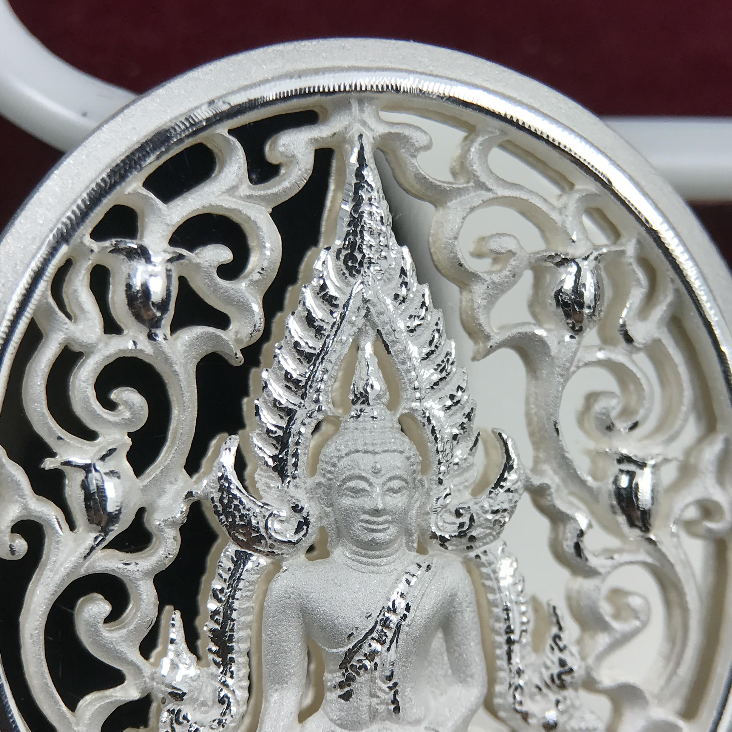 พระพุทธชินราช รุ่น ประวัติศาสตร์ มูลนิธิเพื่อตำรวจไทยจัดสร้าง ปี 2562 เนื้อเงินขัดเงา พิมพ์เหรียญรูปไข่ฉลุลายไทย พิมพ์ใหญ่ พระพุทธชินราช แบบจิวเวอร์รี่ (ขนาดสูง 2.9 ซม.) (สภาพ สวย ซีนซองเดิม กล่องบรรจุเดิมครบสมบูรณ์)