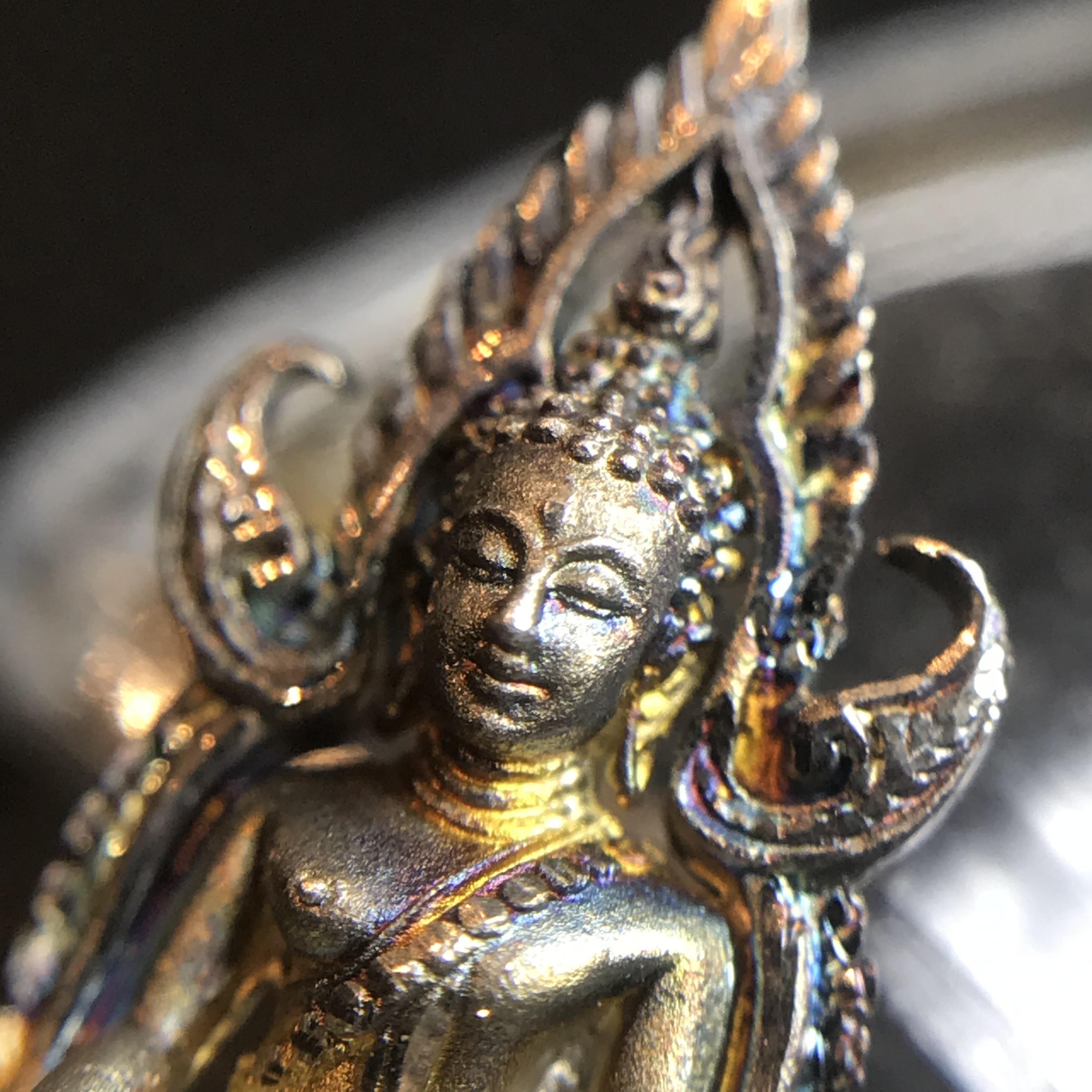 พระพุทธชินราช(จำลอง) ภปร 84 พรรษา เนื้อเงินชุบทองคำขาว พิมพ์เล็กขนาดหน้าตัก 1/4 นิ้ว สภาพผิวเดิมขึ้นผิวรุ้งสวยงาม