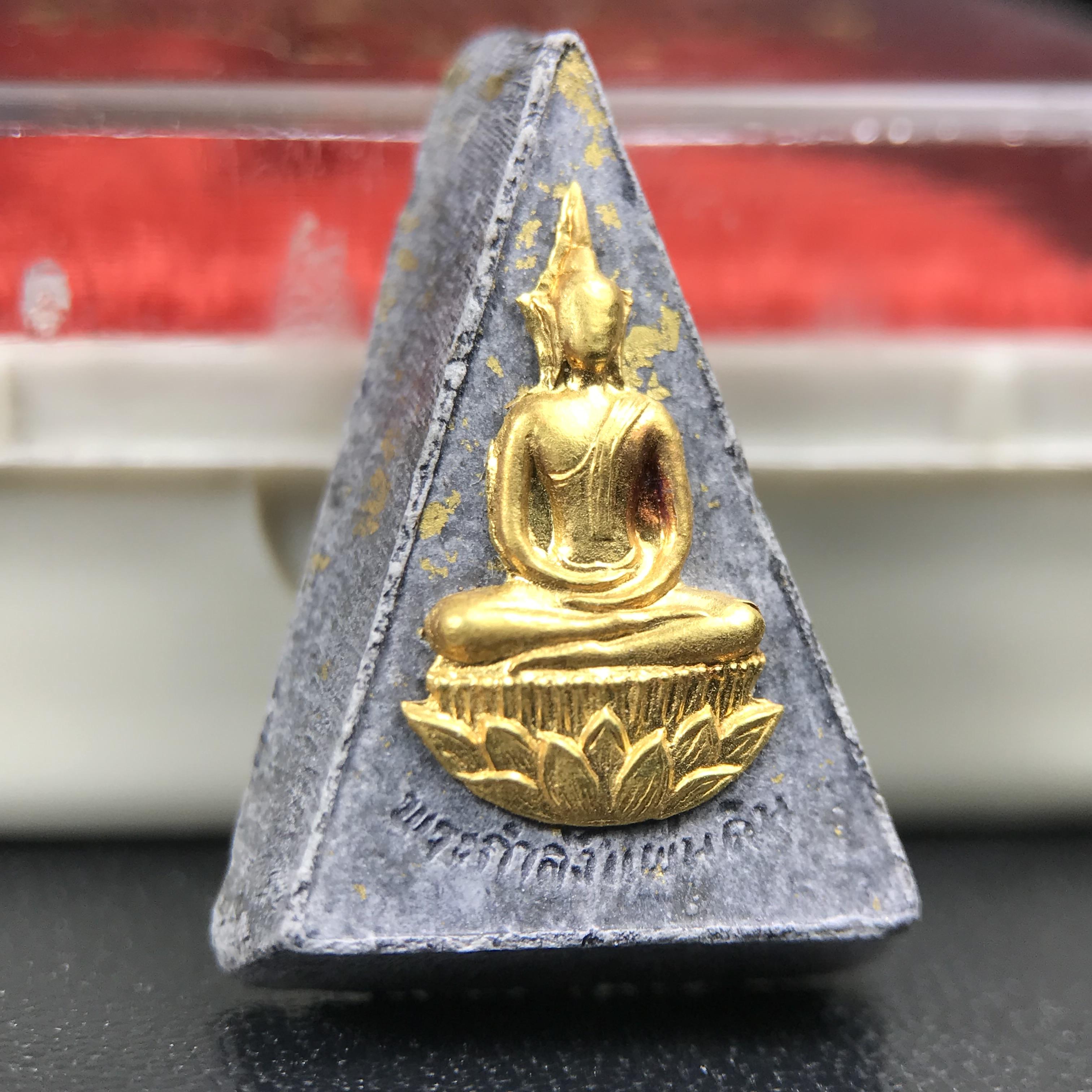 พระกำลังแผ่นดิน พระราชทาน วัดบวรนิเวศวิหาร ปี 2539 พิมพ์เล็กหน้ากากทองคำ (ในหลวง รัชกาลที่ 9 พระราชทานมวลสารจิตรลดา)นิยมหายาก