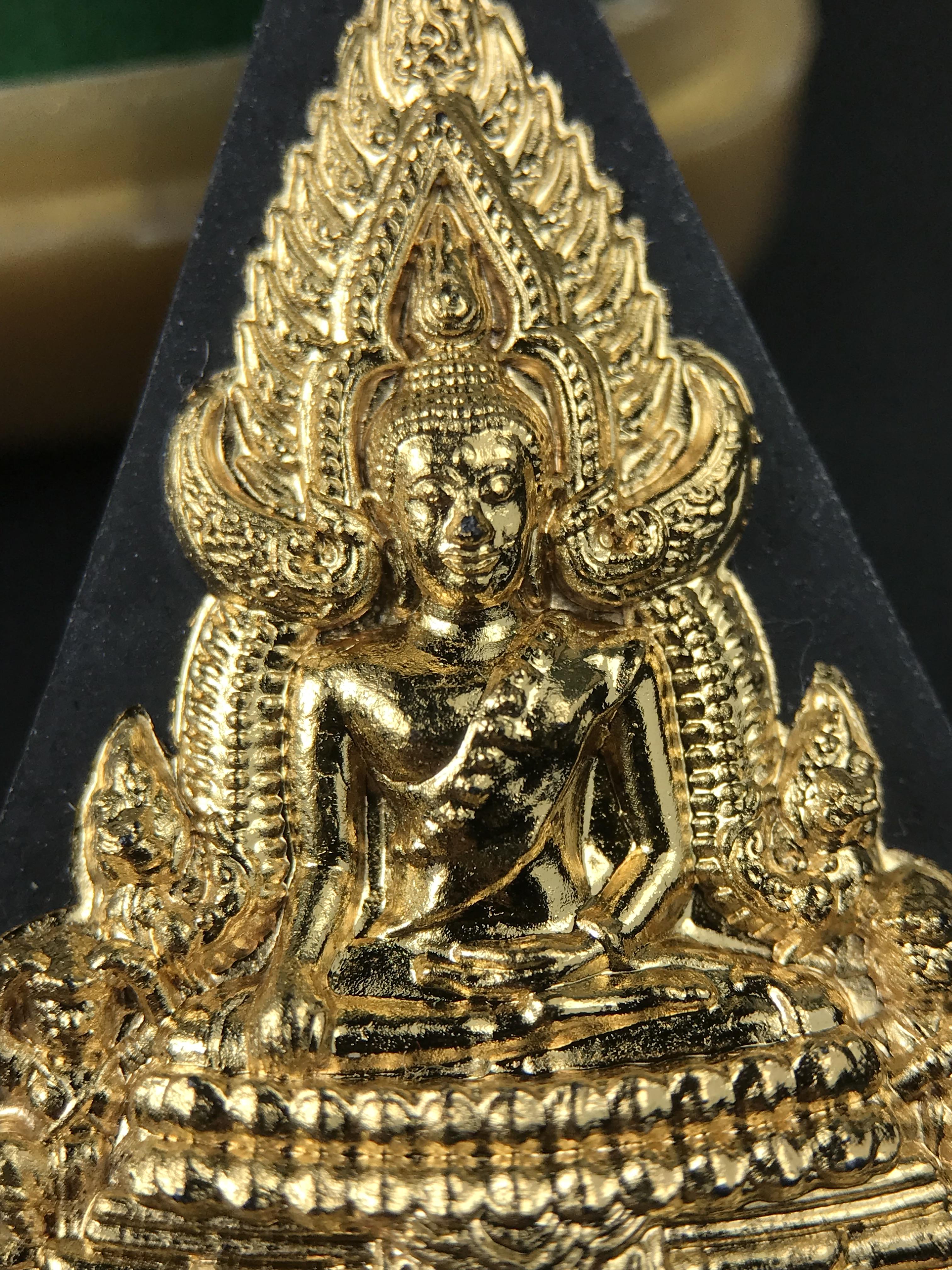 พระพุทธชินราช ภปร. 84พรรษา เนื้อผงปิดทองด้านหน้า หลัง ภ.ป.ร. เนื้อทองคำ(2.6 กรัม) (พระราชทานมวลสาร จิตรลดาและเส้นพระเจ้า(เส้นผม)ในหลวงรัชกาลที่9)พุทธศิลป์ทรงคุณค่าอีกหนึ่งรุ่นยอดนิยม(องค์หมายเลข ๑๑๐๙)1 ใน 3000 องค์ หายาก