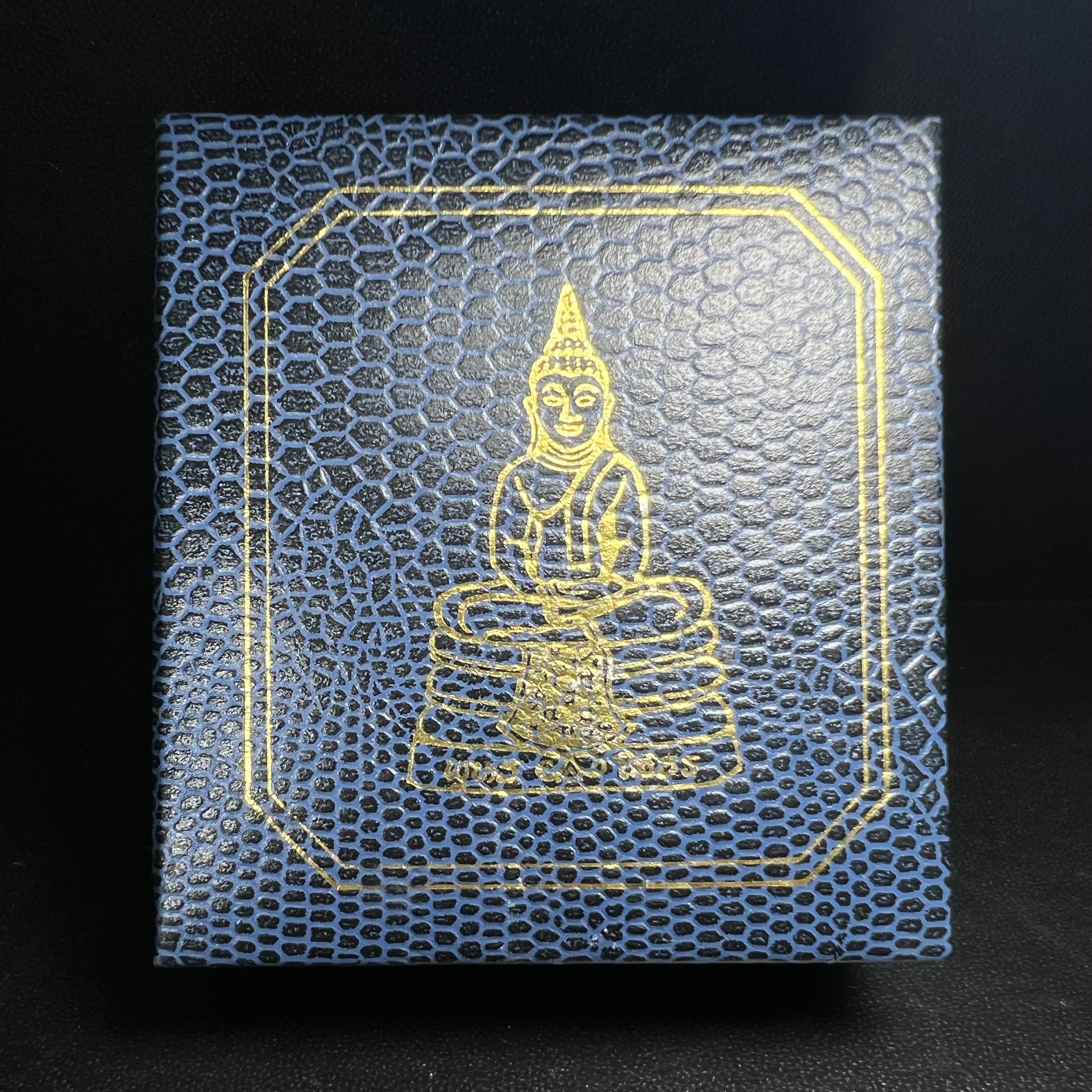 พระพุทธโสธร(หลวงพ่อโสธร) รุ่นสร้างอุโบสถ พิธีมหาพุทธาภิเษก ณ พระอุโบสถวัดโสธรวรารามวรวิหาร ปี 2539 เนื้อเงินทรายนวลขัดเงาบางส่วน พิมพ์แปดเหลี่ยม(หายากสร้างน้อย)กล่องบรรจุเดิมครบสมบูรณ์สวยงดงาม(เนื้อเงินผิวเดิมรุ้งสวยสวย องค์หมายเลขสวย ๗๔๔๕)