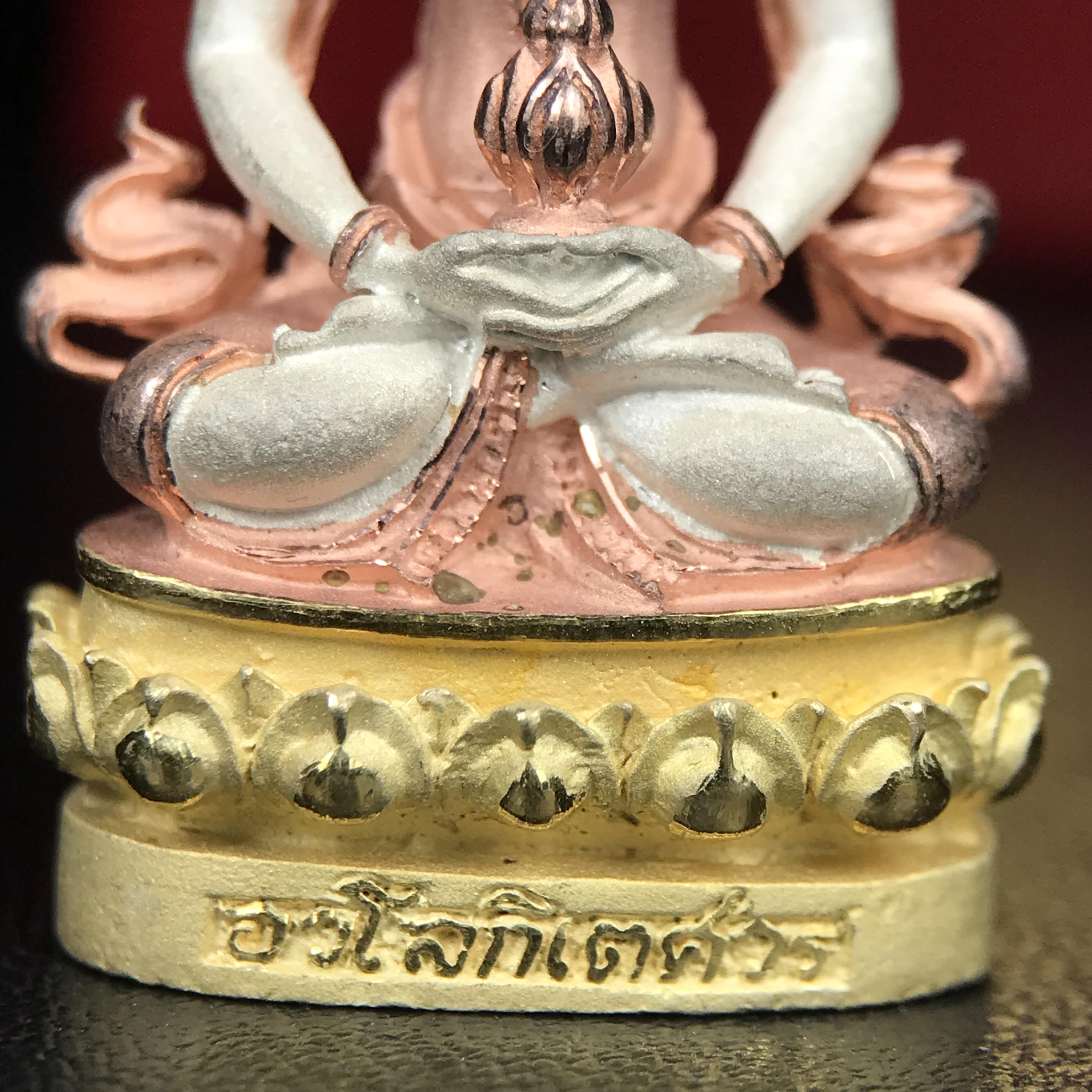 พระกริ่งอวโลกิเตศวร ( เจ้าแม่กวนอิม ) วัดโพธิ์แมนคุณาราม รุ่นอุดมโภคทรัพย์ พ.ศ.2539 เนื้อเงิน 3 กษัตริย์ (องค์พิเศษกรรมการ ฝังเพชรตำแหน่งดวงตาที่สามกลางหน้าผาก 1 เม็ด)(อีกหนึ่งรุ่นยอดนิยม พุทธศิลป์สวยงดงาม)***องค์พิเศษกรรมการฝังเพชร พบเจอน้อยหายากมาก***