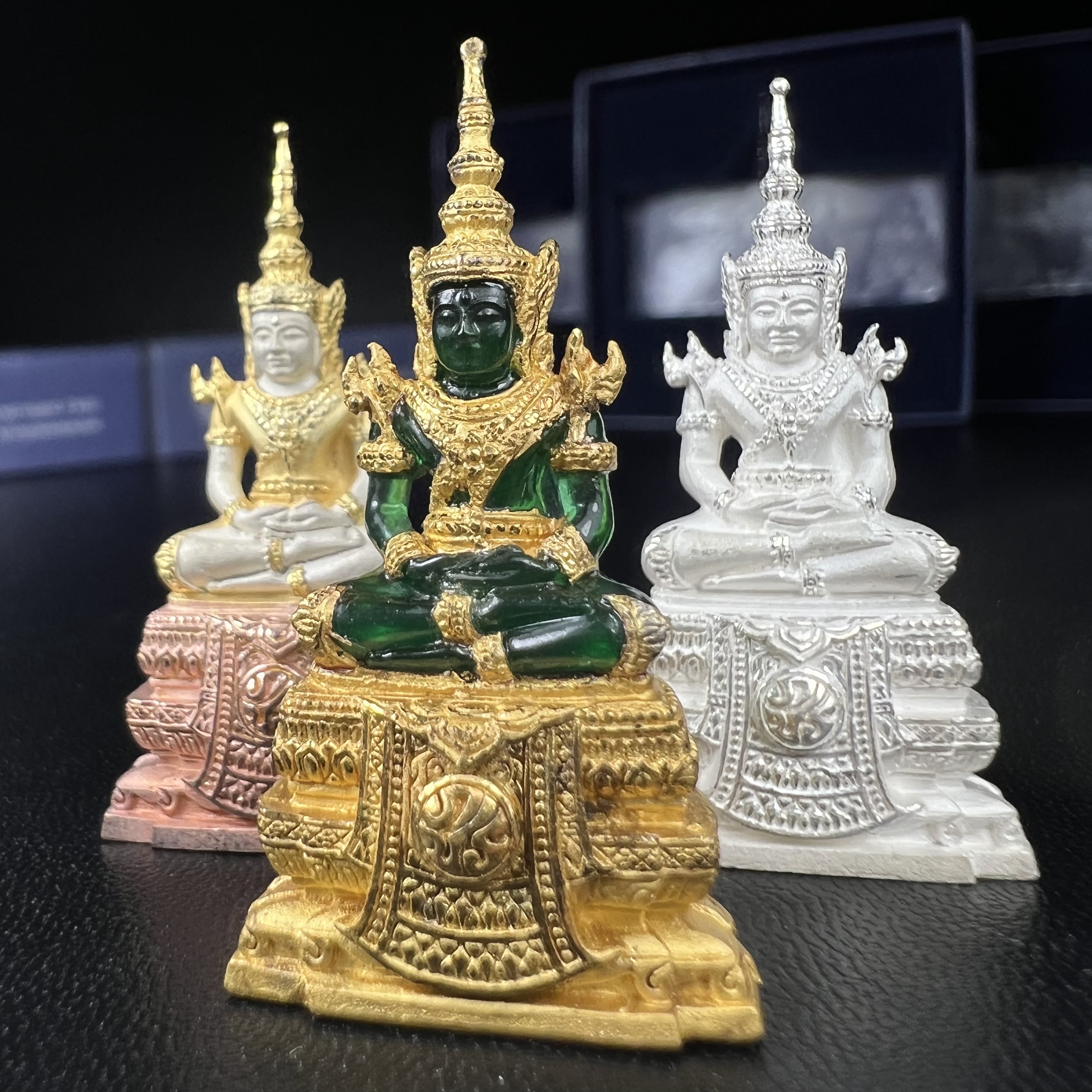 พระแก้วมรกต ภปร. จัดสร้างโดย รพ.ภูมิพลฯ ปี2547 ลอยองค์ขนาดหน้าตัก 1/2 นิ้ว (เนื้อเรซิ่นหุ้มทองคำ99.99%+เนื้อเงิน+เนื้อเงินสามกษัตริย์)(1ชุด 3 องค์)งดงามทรงคุณค่าอีกหนึ่งรุ่นยอดนิยม หายาก