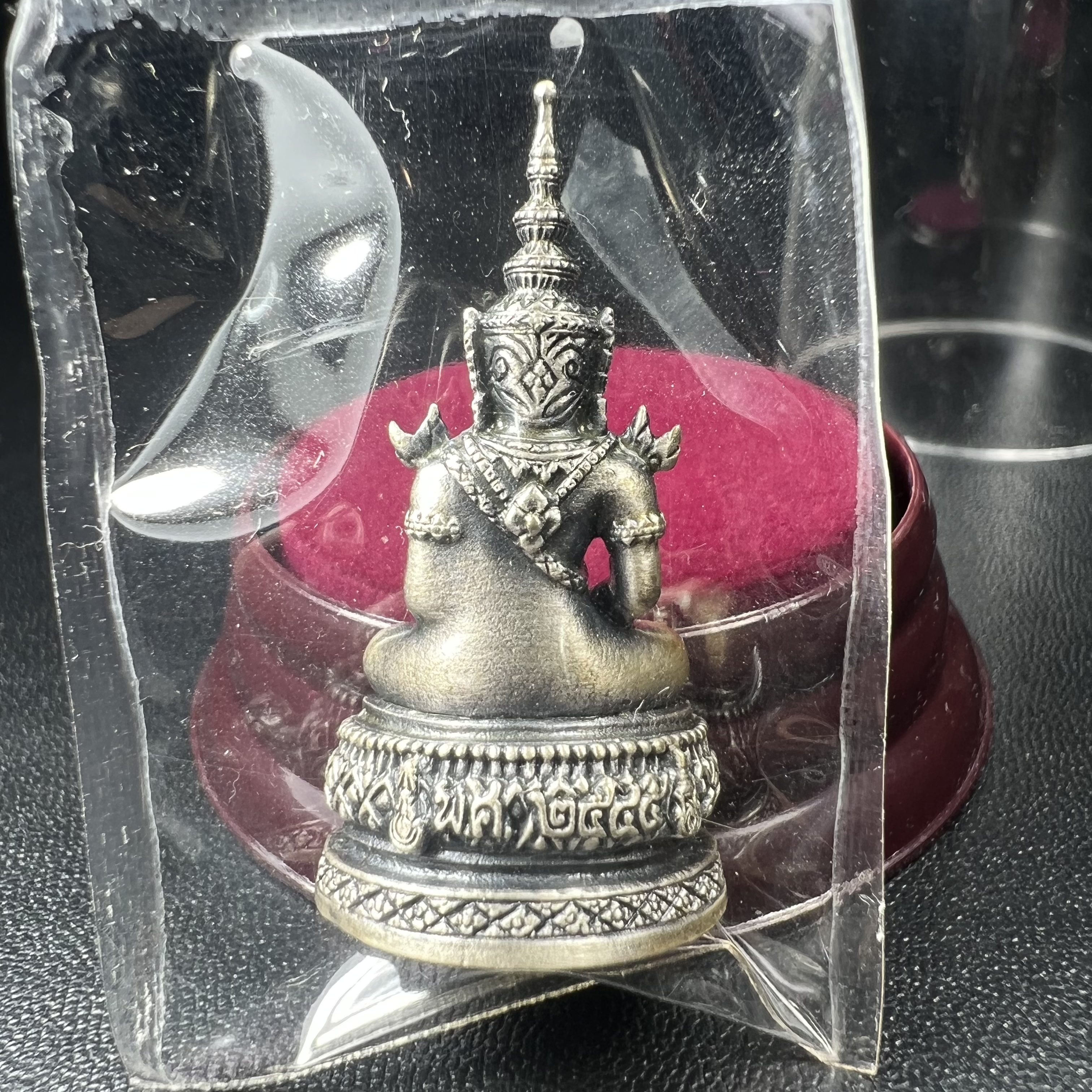 พระแก้วมรกต ภปร.(รุ่นแรก) ปี2545 รุ่นฉลองกรุงรัตนโกสินทร์ครบ 220 ปี พิมพ์ลอยองค์ใหญ่ เนื้ออัลปาก้า ชุบเงินลงดำ ขนาด 19*35 มม. พร้อมครอบตั้งโชว์เดิม องค์พระซีนซองเดิม สวยครบสมบูรณ์