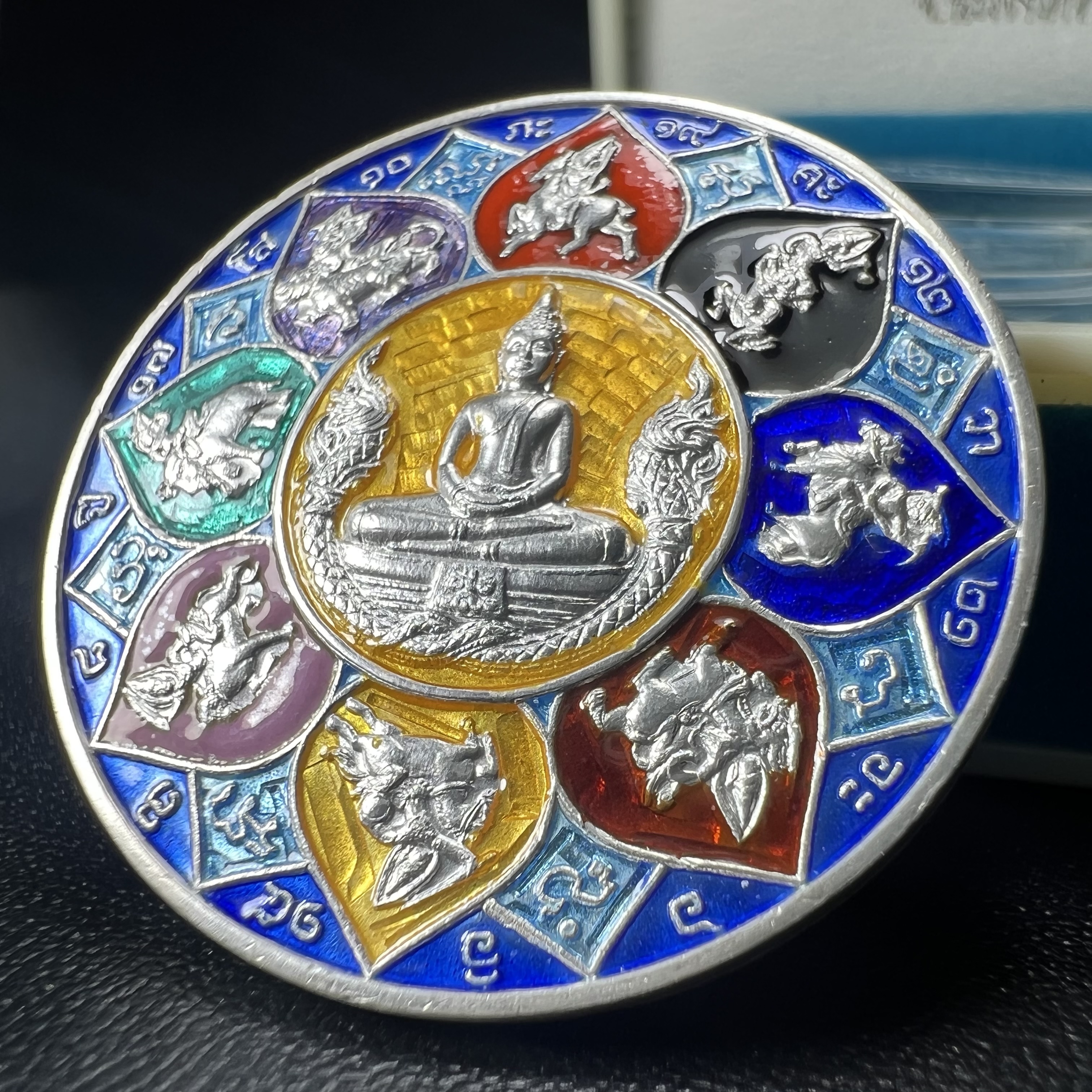 เหรียญหลวงพ่อโสธร รุ่นดวงชะตาคู่ชีวิต พิธีมหาจักรพรรดิตราธิราชครั้งยิ่งใหญ่ พิธีสวดนพเคราะห์เพื่อความเป็นสิริมงคล ปี 2547 ณ พระอุโบสถวัดโสธรวรารามวรวิหาร จ.ฉะเชิงเทรา เนื้อเงินลงยาราชาวดี ขนาด 3.2 ซม.พร้อมกล่องบรรจุเดิมสภาพสวยครบสมบูรณ์