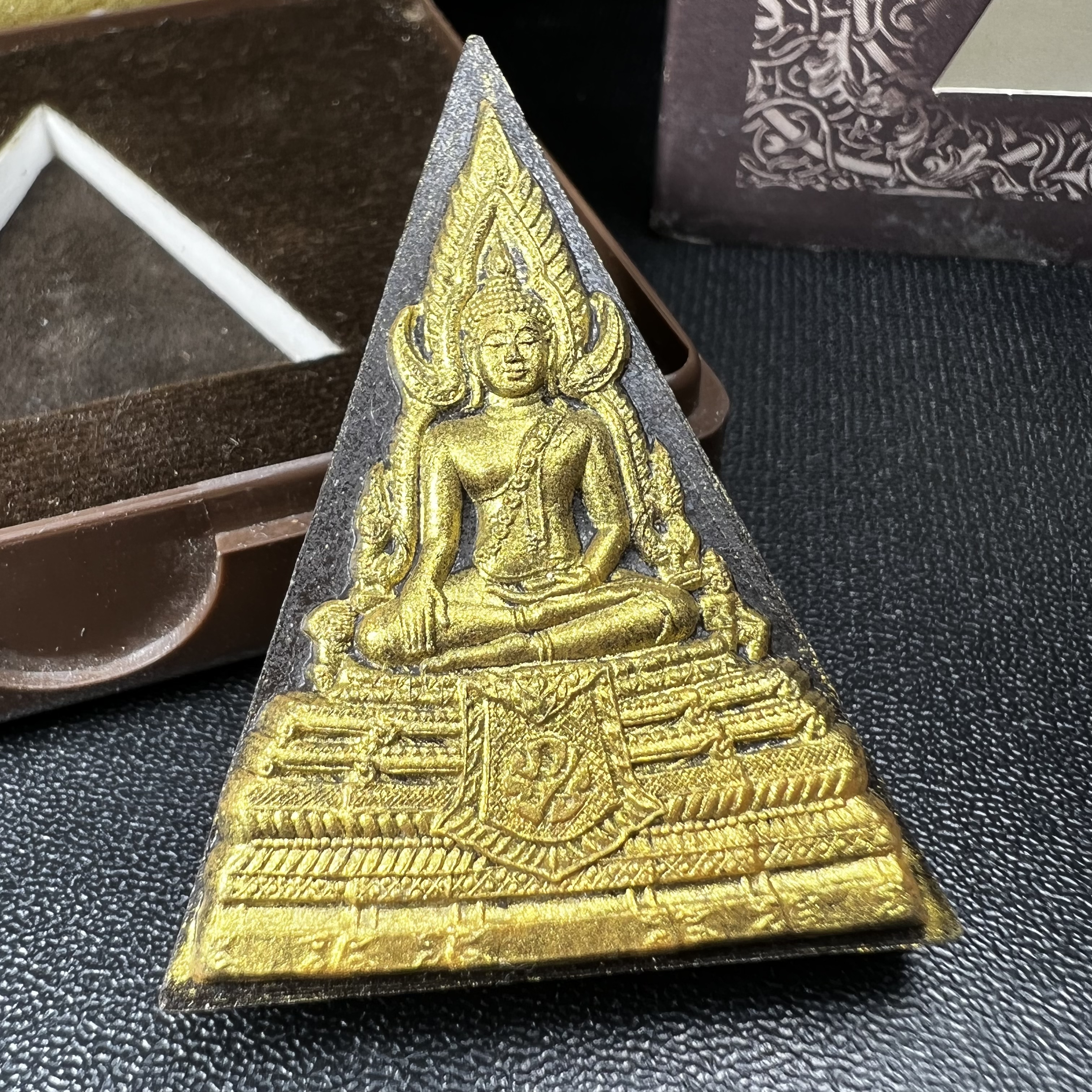 พระพุทธชินราช ภปร. โครงการ "เพราะแผ่นดินนี้ คือ แผ่นดินเกิด" ปี2548(รุ่นแรก) พระผงหลัง ภ.ป.ร. ทองคำ (พระราชทานเส้นพระเจ้า (เส้นผม)และมวลสารจิตรลดา)