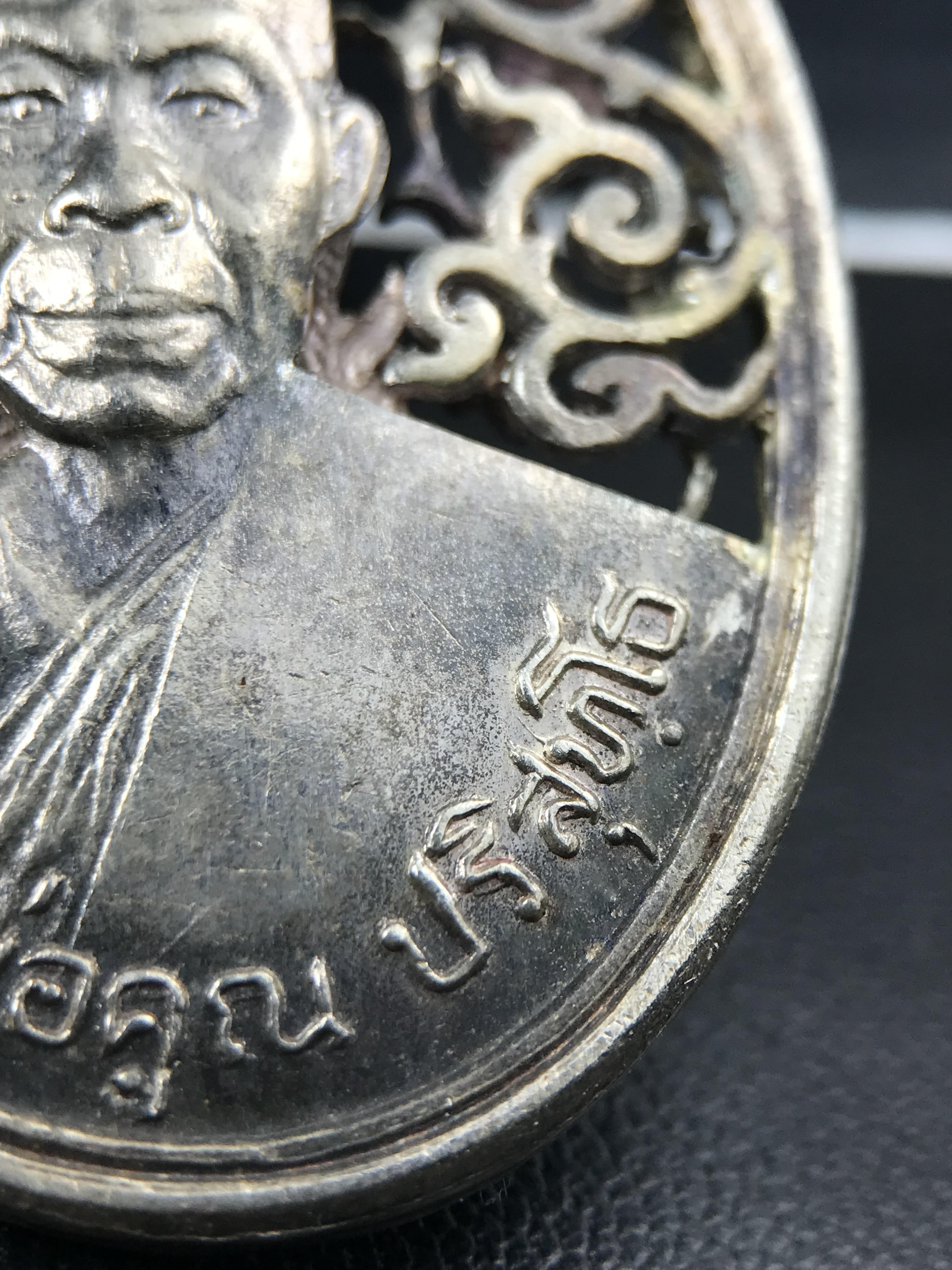 เหรียญหลวงพ่อคูณ ปริสุทโธ วัดบ้านไร่ รุ่น สก. ปี 2536 พิมพ์ลายฉลุ เนื้อเงิน(สวย งดงาม หายาก) งานมหามงคลเฉลิมพระชนมพรรษา 5 รอบ สมเด็จพระบรมราชินีนาถ จัดสร้างโดย กองพลทหารราบที่๒ ทหารเสือราชินี รักษาพระองค์ (พิธีใหญ่ ประวัติชัดเจน อีกหนึ่งรุ่นยอดนิยม)