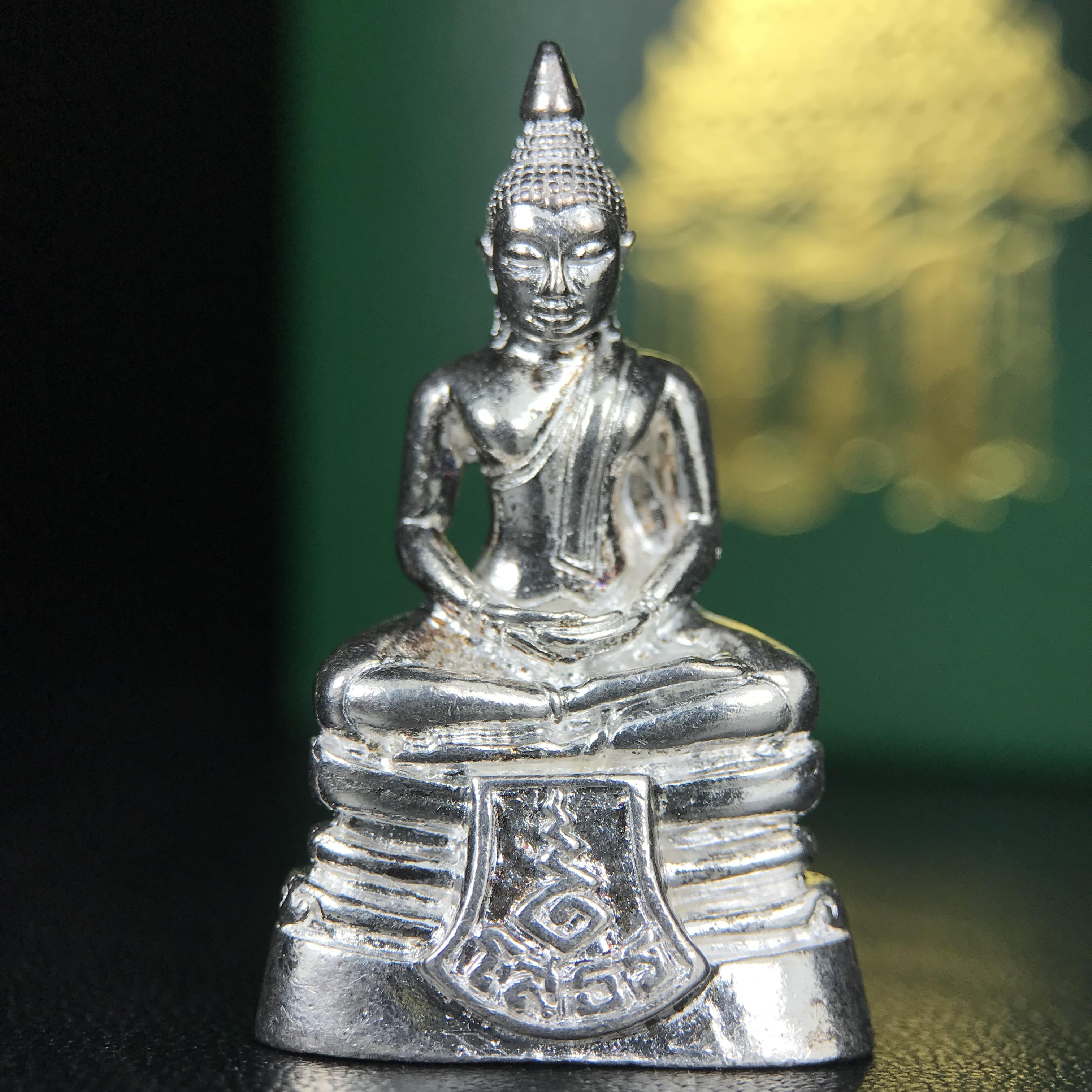 พระพุทธโสธร รุ่น กศก. 120 ปี เนื่องในโอกาสครบ 120 ปี กรมศุลกากร กระทรวงการคลัง จัดสร้าง ปี 2537 เนื้อเงินบริสุทธิ์ 99.9% ผิวขัดเงา(งานบริษัท แพรนด้า จิวเวลรี่)สวยงดงาม ทรงคุณค่า