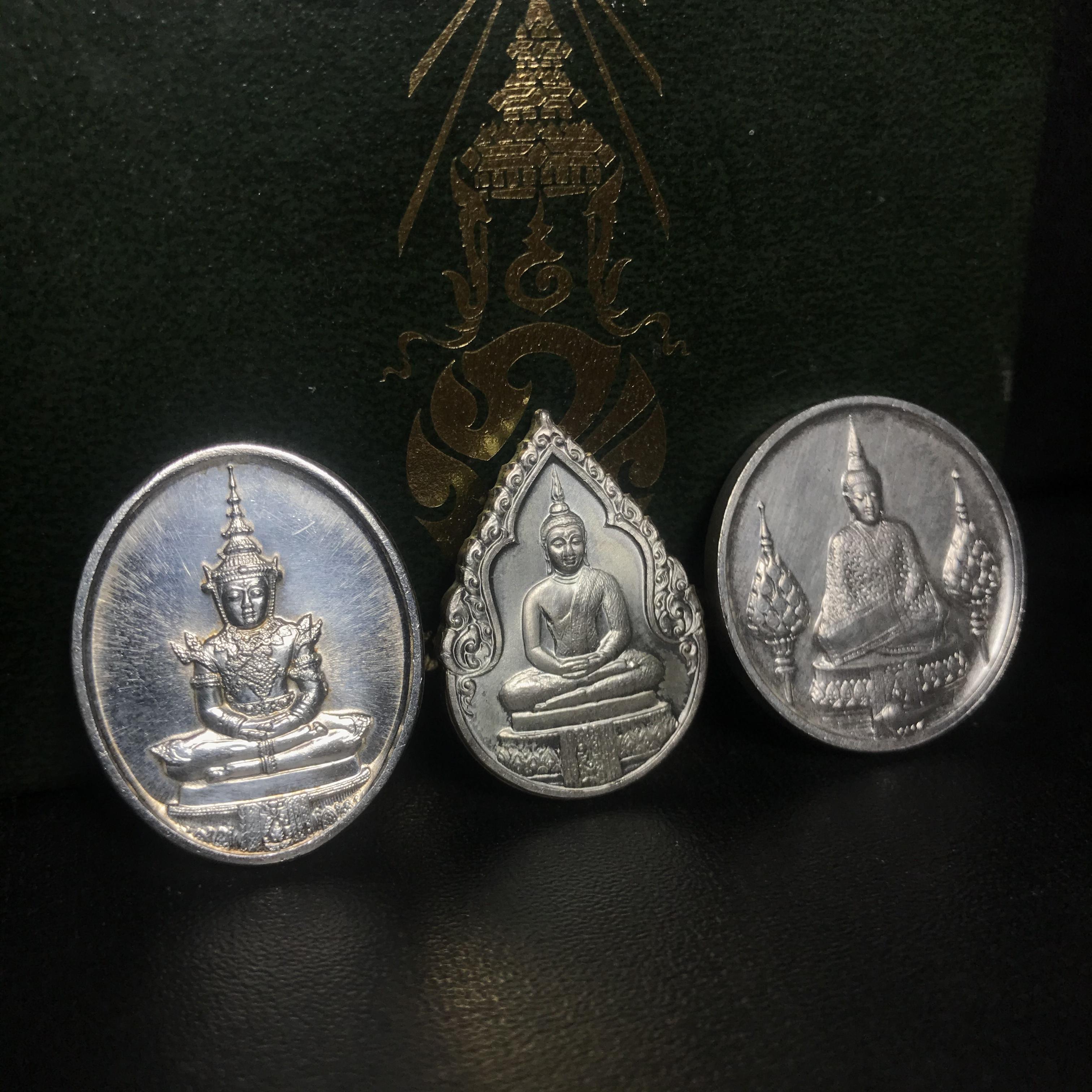 เหรียญพระแก้วมรกตหลัง ภปร ฉลองกรุงรัตนโกสินทร์ครบ 200 ปี พ.ศ.2525 เนื้อเงินกล่องบรรจุเดิมครบ3พิมพ์(บล็อกพระราชศรัธา)(ในหลวงรัชกาลที่9 เสด็จในพิธี)