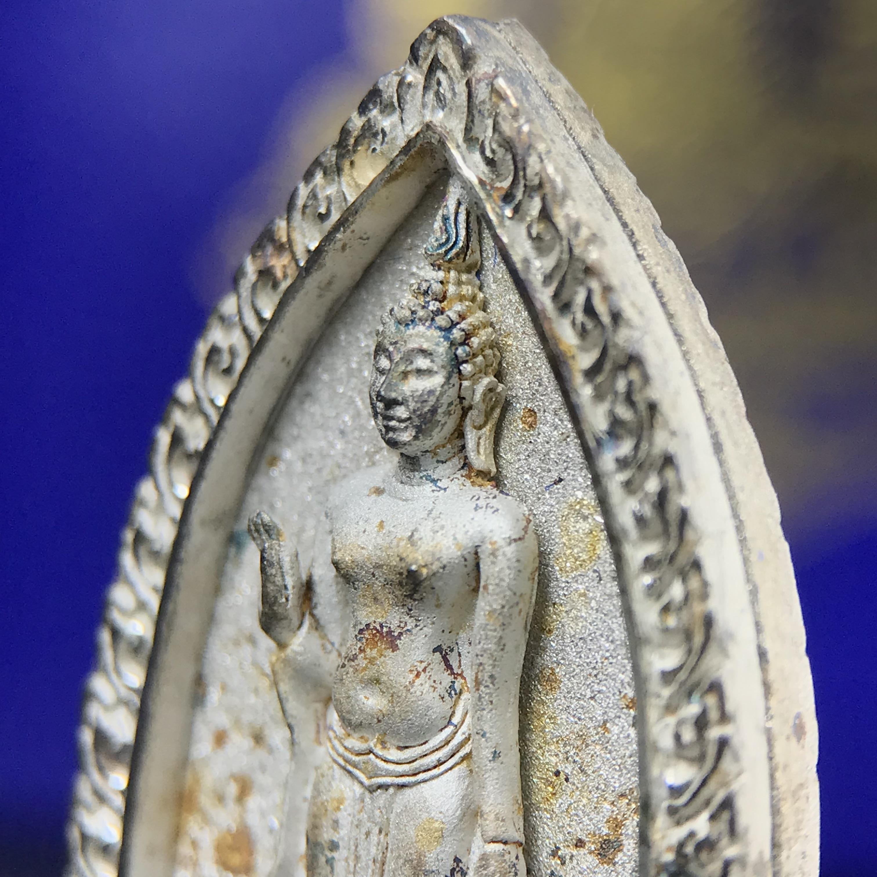 พระพุทธกาญจนพรสยามภูมิ ภปร. ปี 2539 เนื้อเงินพื้นทรายประกาย(ผิวเดิมสวย) พิมพ์ทรงใบขนุน ขนาด3.2ซม. พระพุทธรูปประจำพระชนมวาร รัชกาลที่9 ทรงโปรดเกล้าให้วิทยาลัยป้องกันราชอาณาจักร(วปอ.)สร้างในวโรกาสทรงครองสิริราชสมบัติครบ50ปี พ.ศ.2539(1ใน5000องค์)