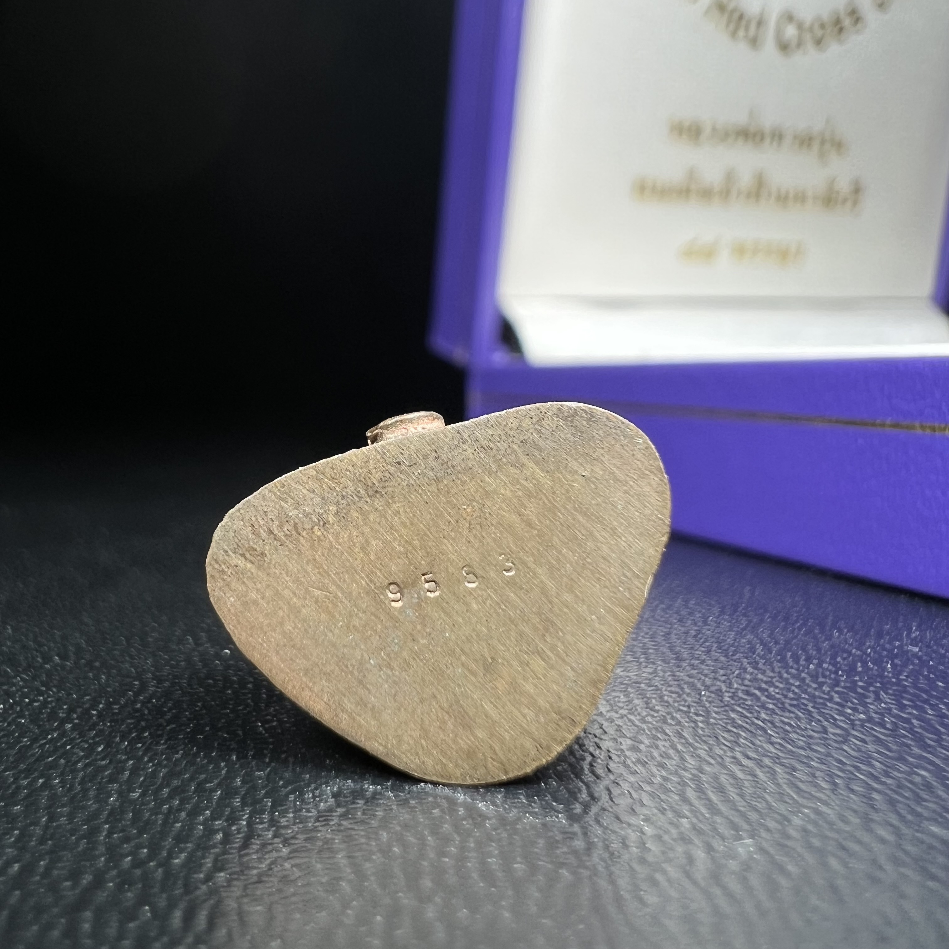 หลวงพ่อทวด สธ. รุ่นสมเด็จเจ้าฟ้ามหาจักรี 48พรรษา จัดสร้างโดยสภากาชาดไทย ปี2546 (รูปหล่อขนาดห้อยคอ) ) เนื้อนวโลหะ(ขนาดกลาง 1.5*2.2 ซม.)พุทธาภิเษก ณ วัดช้างให้ จังหวัดปัตตานี พร้อมกล่องบรรจุเดิมสวยงาม