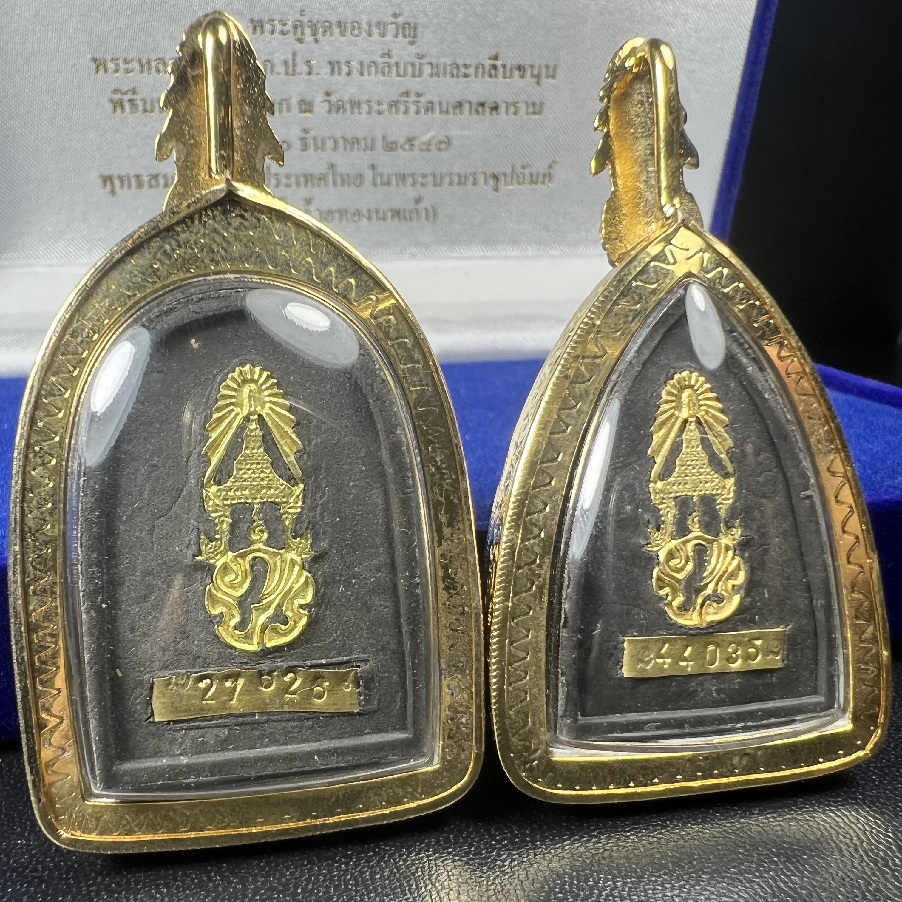 พระคู่ชุดของขวัญ พระหลวงปู่ทวด ภปร.ปี2547 ทรงกลีบบัวและกลีบขนุน(พิมพ์เตารีดและพิมพ์พระรอด)(ชนวนเก่า)เนื้อว่านด้านหลังมี ภปร. เป็นโลหะผสมสูง 3.3ซม.พิธีใหญ่ มวลสารดี ปลุกเสกวัดพระแก้ว(พร้อมกล่องบรรจุเดิม งานเลี่ยมกรอบเดิมจากผู้จัดสร้างห่อหุ้มด้วยทองนพเกล้า)