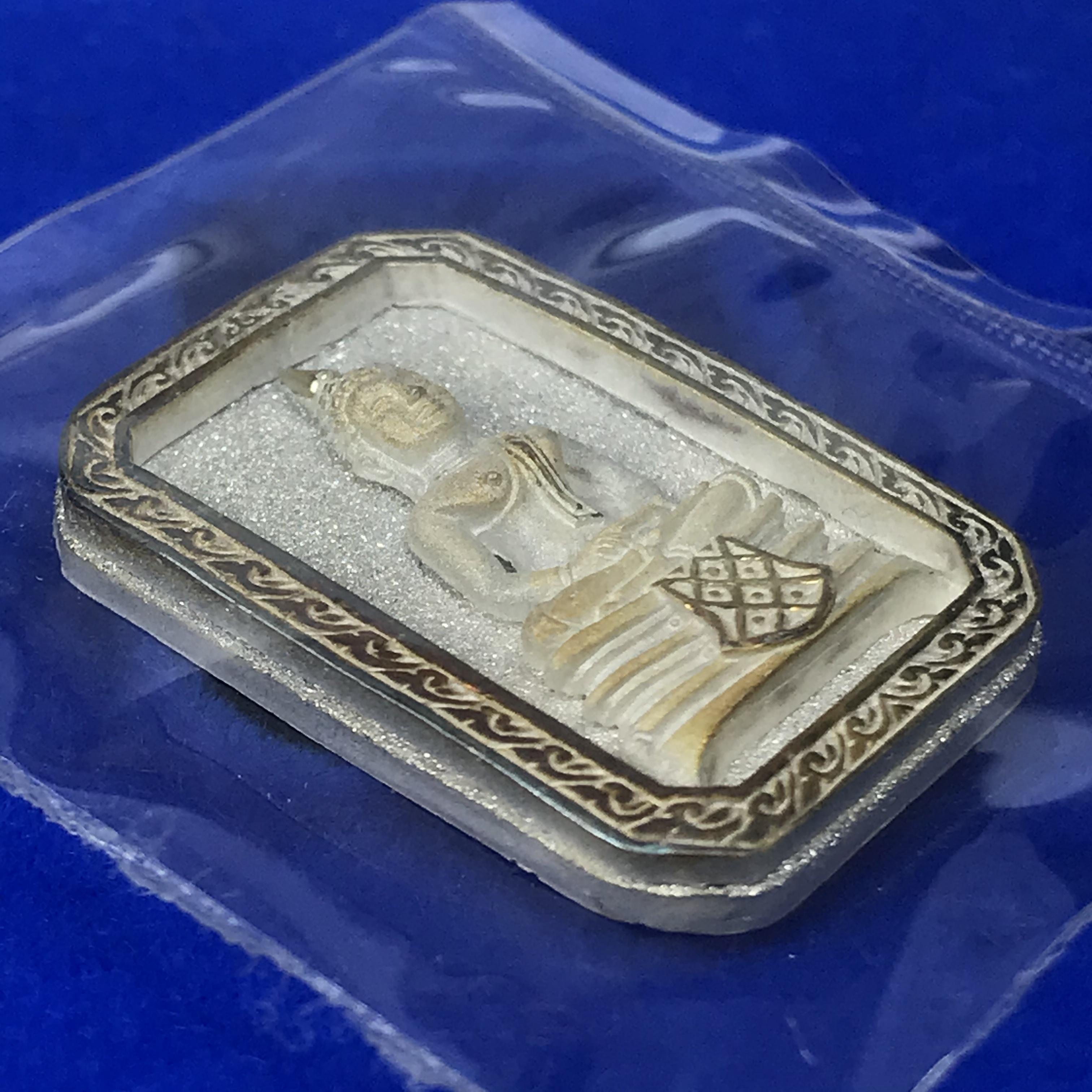 พระพุทธโสธร(หลวงพ่อโสธร) รุ่นสร้างอุโบสถ ปี2539 เนื้อเงิน พิมพ์แปดเหลี่ยม(หายาก) สภาพสวยผิวเดิมขึ้นน้ำทองสีรุ้งแบบนิยม กล่องบรรจุเดิมครบสมบูรณ์